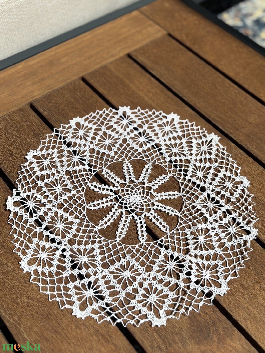 Kézzel horgolt csipke asztaldísz � virágmintás, kerek asztalközép (34 x 34 cm) - otthon & életmód - lakástextil - abrosz, terítő - asztalközép terítő - Meska.hu
