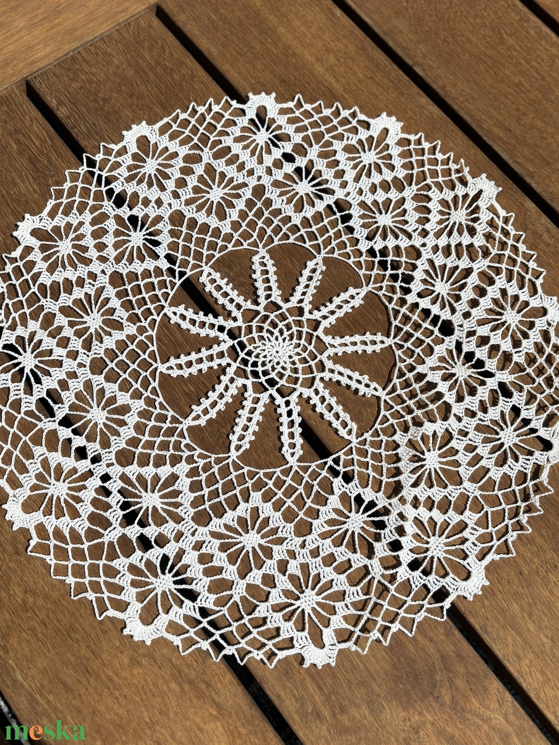 Kézzel horgolt csipke asztaldísz � virágmintás, kerek asztalközép (34 x 34 cm) - otthon & életmód - lakástextil - abrosz, terítő - asztalközép terítő - Meska.hu