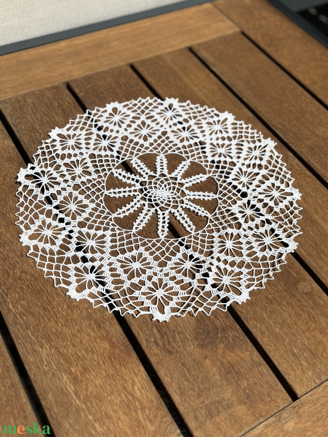 Kézzel horgolt csipke asztaldísz � virágmintás, kerek asztalközép (34 x 34 cm) - otthon & életmód - lakástextil - abrosz, terítő - asztalközép terítő - Meska.hu