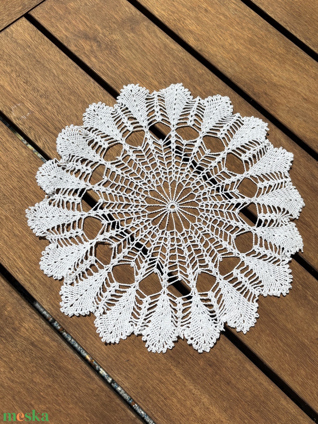 Kézzel horgolt csipke asztaldísz � virágmintás, kerek asztalközép (28 x 28 cm) - otthon & életmód - lakástextil - abrosz, terítő - asztalközép terítő - Meska.hu