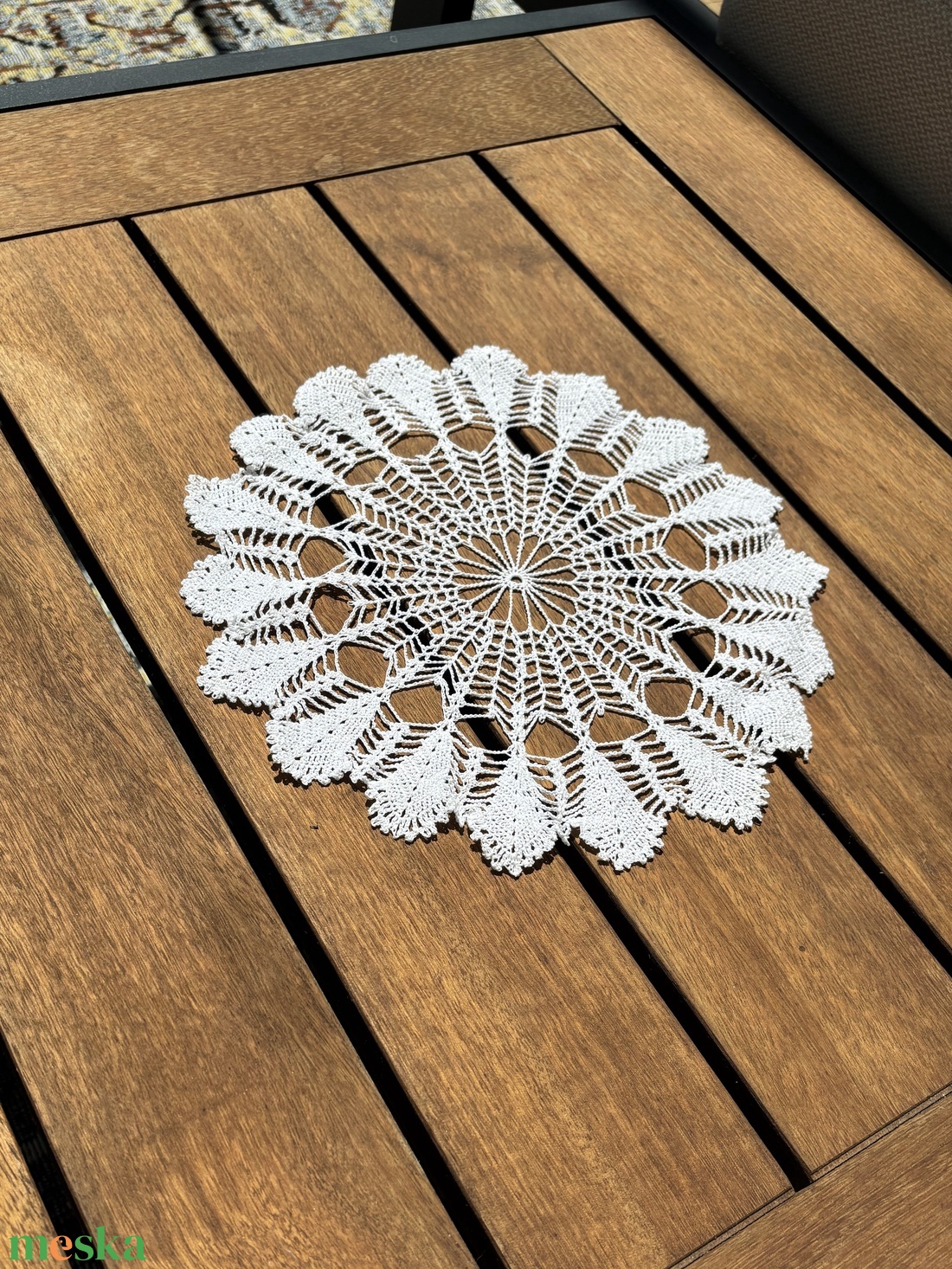 Kézzel horgolt csipke asztaldísz � virágmintás, kerek asztalközép (28 x 28 cm) - otthon & életmód - lakástextil - abrosz, terítő - asztalközép terítő - Meska.hu