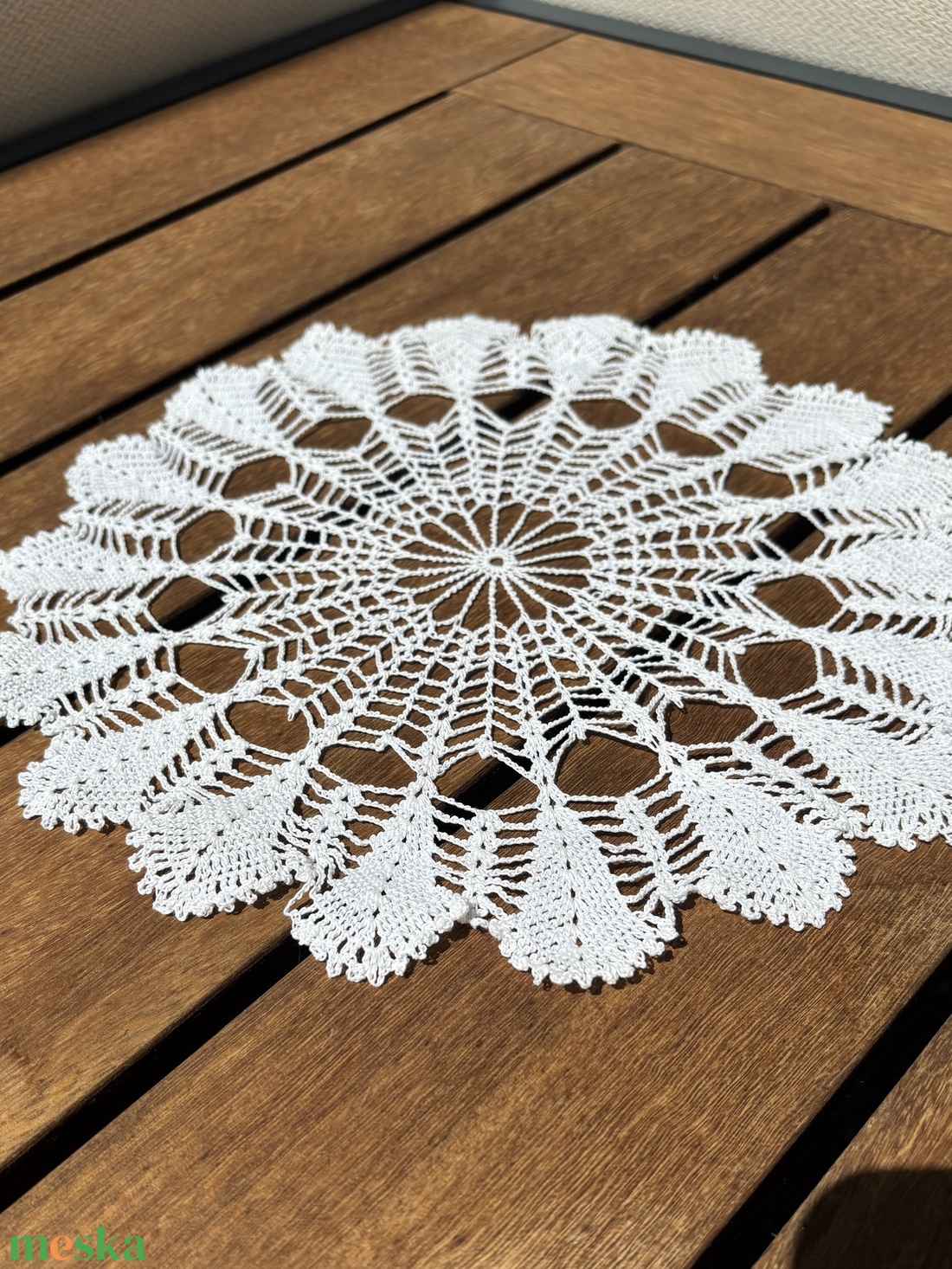 Kézzel horgolt csipke asztaldísz � virágmintás, kerek asztalközép (28 x 28 cm) - otthon & életmód - lakástextil - abrosz, terítő - asztalközép terítő - Meska.hu