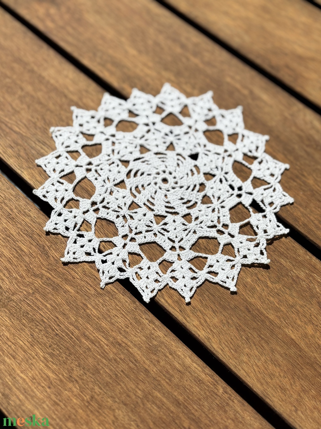 Kézzel horgolt csipke asztaldísz � virágmintás, kerek asztalközép (19 x 19 cm) - otthon & életmód - lakástextil - abrosz, terítő - asztalközép terítő - Meska.hu