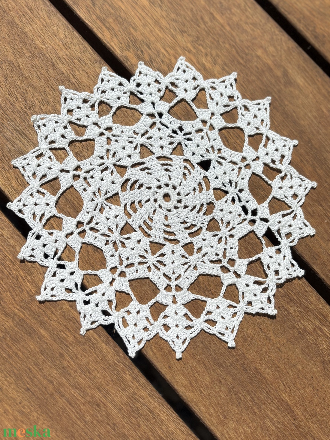 Kézzel horgolt csipke asztaldísz � virágmintás, kerek asztalközép (19 x 19 cm) - otthon & életmód - lakástextil - abrosz, terítő - asztalközép terítő - Meska.hu