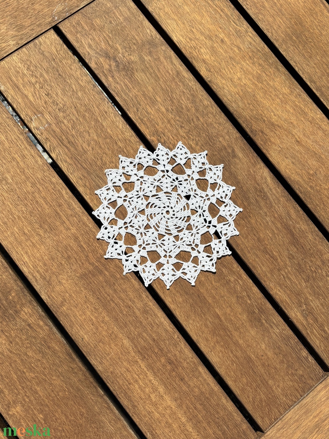 Kézzel horgolt csipke asztaldísz � virágmintás, kerek asztalközép (19 x 19 cm) - otthon & életmód - lakástextil - abrosz, terítő - asztalközép terítő - Meska.hu