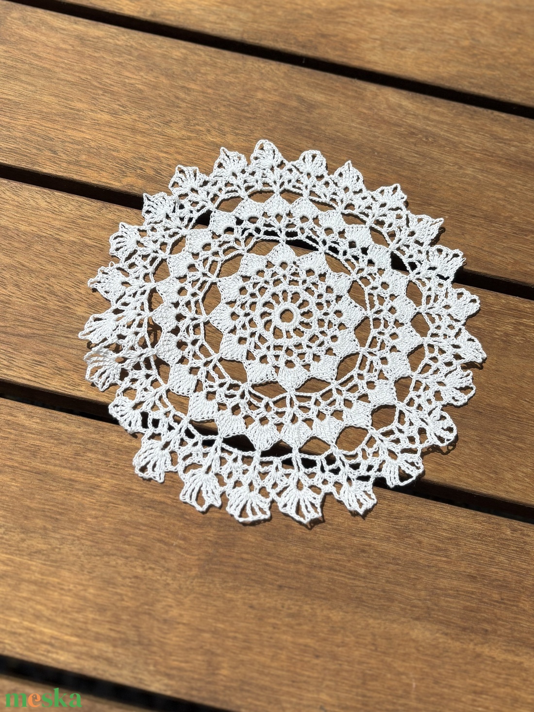 Kézzel horgolt csipke asztaldísz � virágmintás, kerek asztalközép (18 x 18 cm) - otthon & életmód - lakástextil - abrosz, terítő - asztalközép terítő - Meska.hu