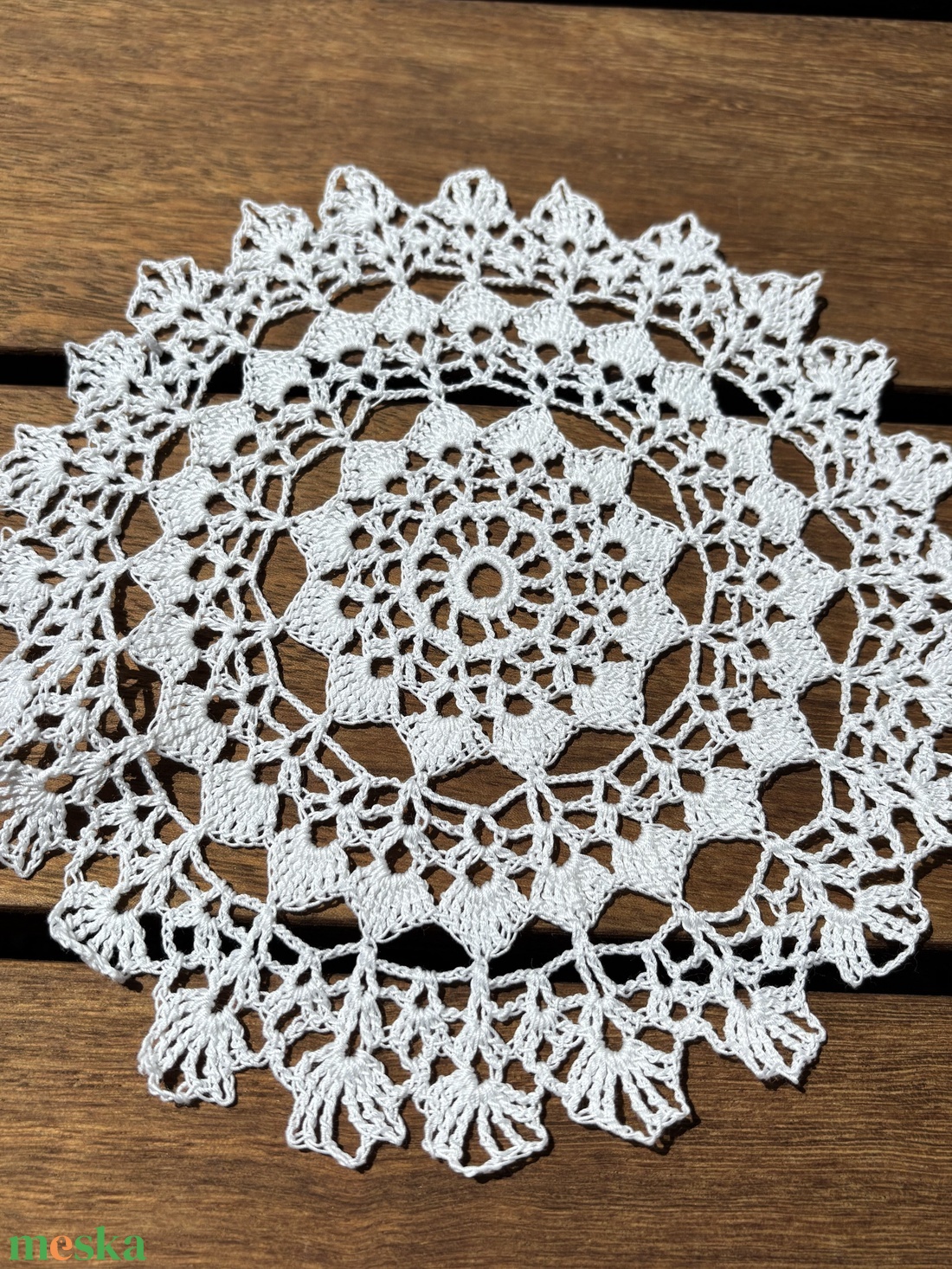 Kézzel horgolt csipke asztaldísz � virágmintás, kerek asztalközép (18 x 18 cm) - otthon & életmód - lakástextil - abrosz, terítő - asztalközép terítő - Meska.hu