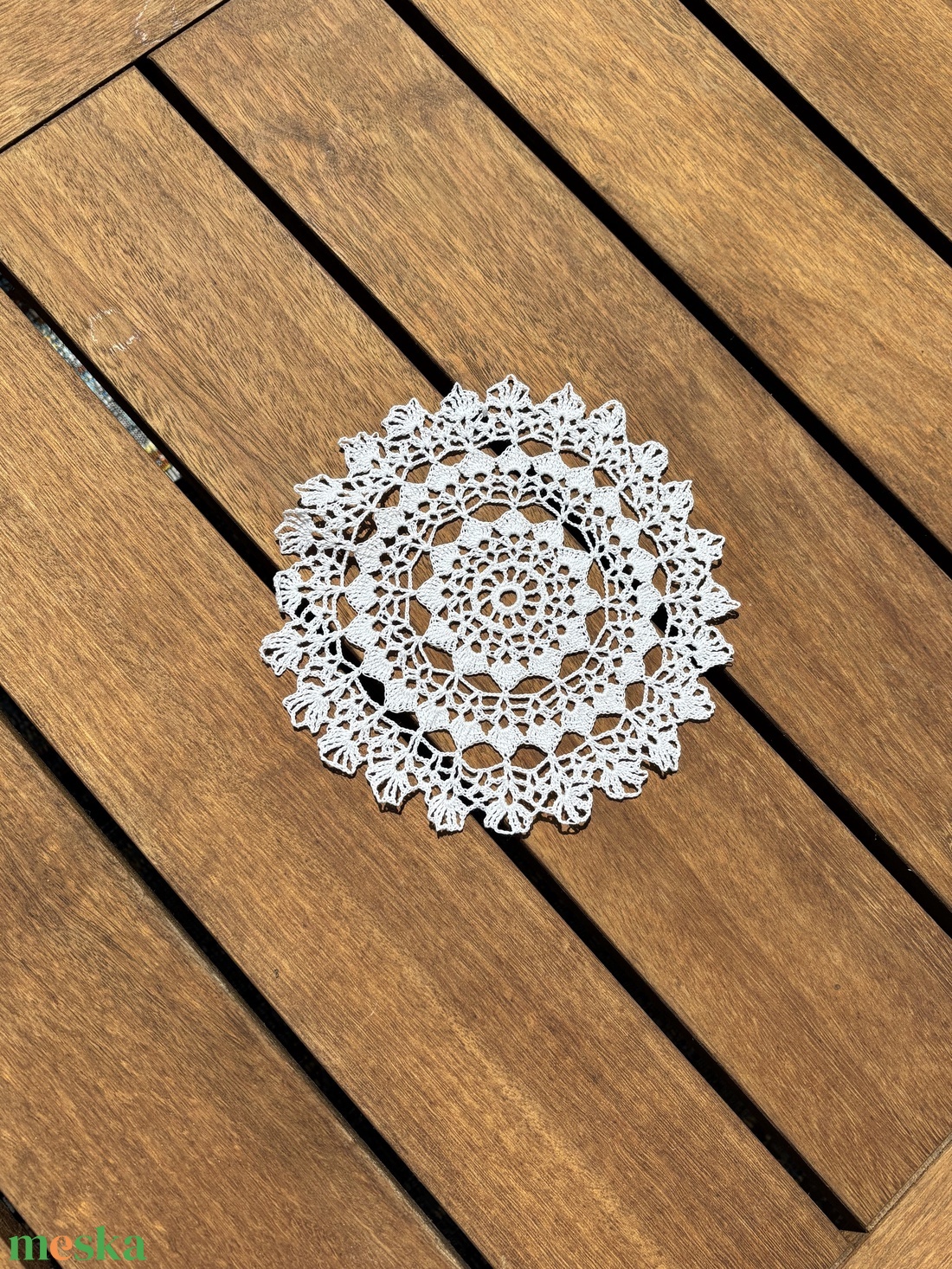 Kézzel horgolt csipke asztaldísz � virágmintás, kerek asztalközép (18 x 18 cm) - otthon & életmód - lakástextil - abrosz, terítő - asztalközép terítő - Meska.hu