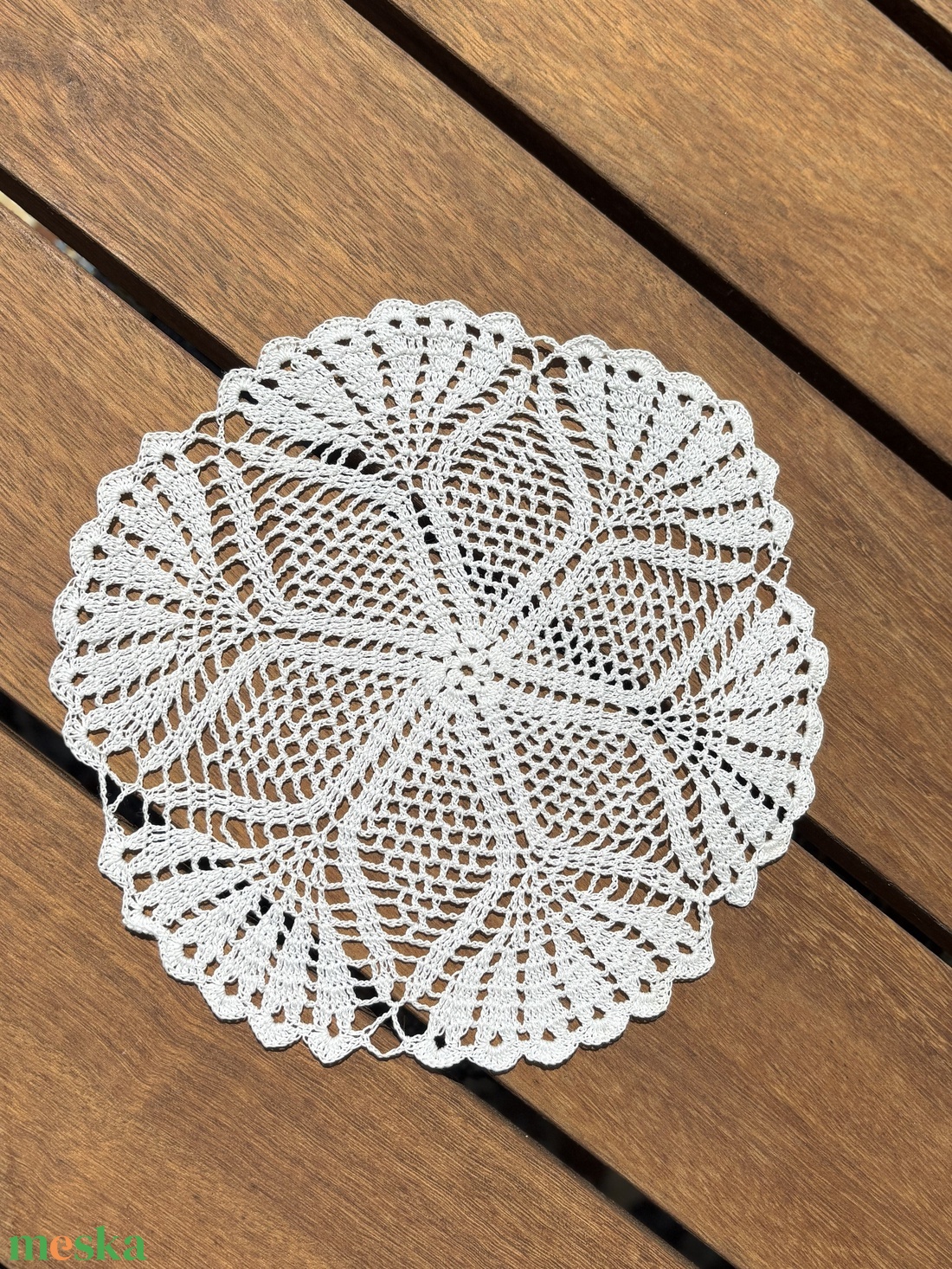 Kézzel horgolt csipke asztaldísz � virágmintás, kerek asztalközép (19 x 19 cm) - otthon & életmód - lakástextil - abrosz, terítő - asztalközép terítő - Meska.hu