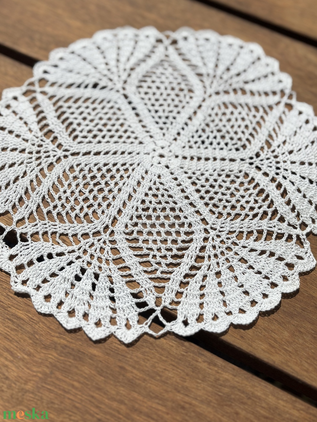 Kézzel horgolt csipke asztaldísz � virágmintás, kerek asztalközép (19 x 19 cm) - otthon & életmód - lakástextil - abrosz, terítő - asztalközép terítő - Meska.hu