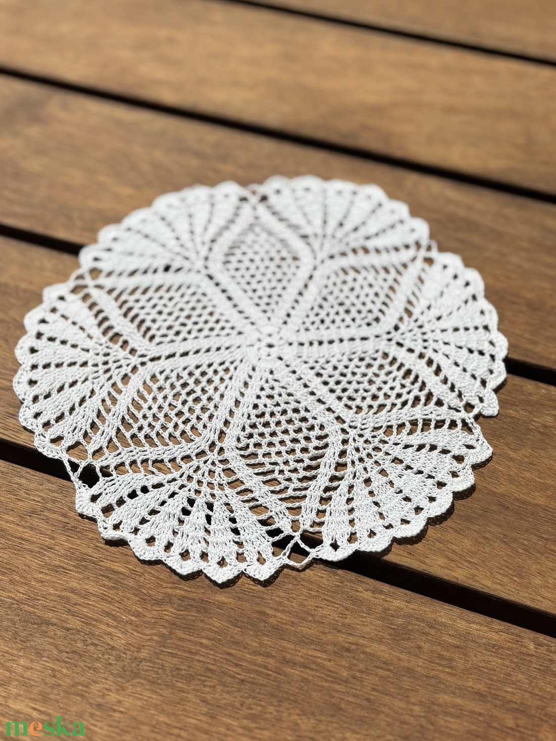Kézzel horgolt csipke asztaldísz � virágmintás, kerek asztalközép (19 x 19 cm) - otthon & életmód - lakástextil - abrosz, terítő - asztalközép terítő - Meska.hu