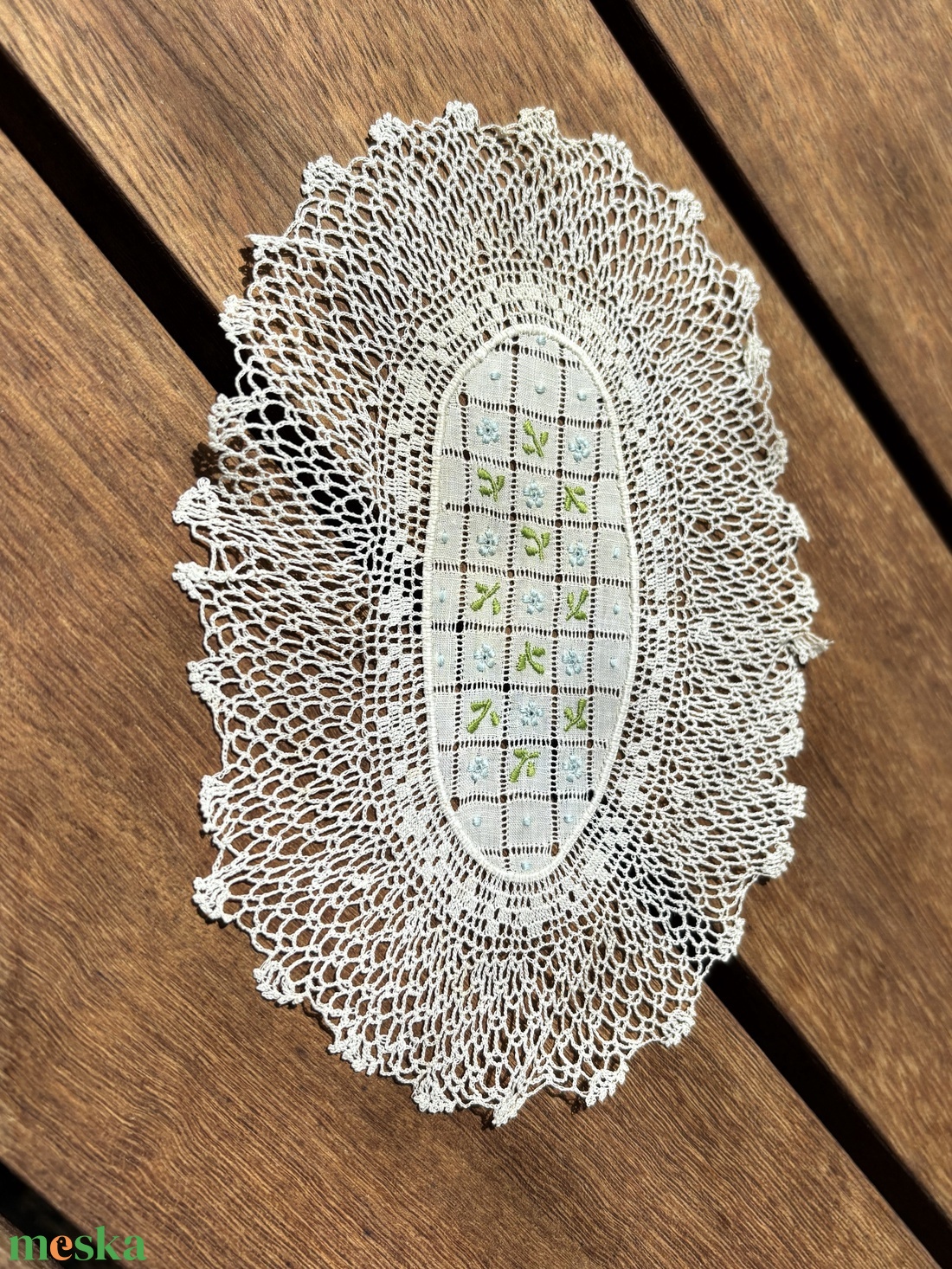 Kézzel horgolt csipke dísz váza alá � virágmintás poháralátét (17x12 cm) - otthon & életmód - lakástextil - abrosz, terítő - asztalközép terítő - Meska.hu