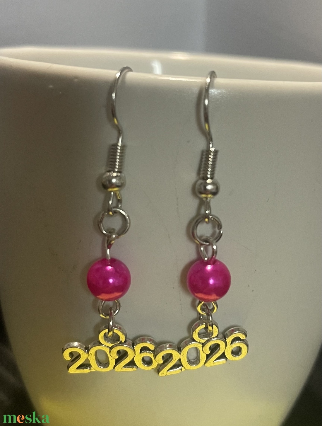 Szilveszteri fülbevaló - 2026-is medállal - ékszer - fülbevaló - lógó fülbevaló - Meska.hu