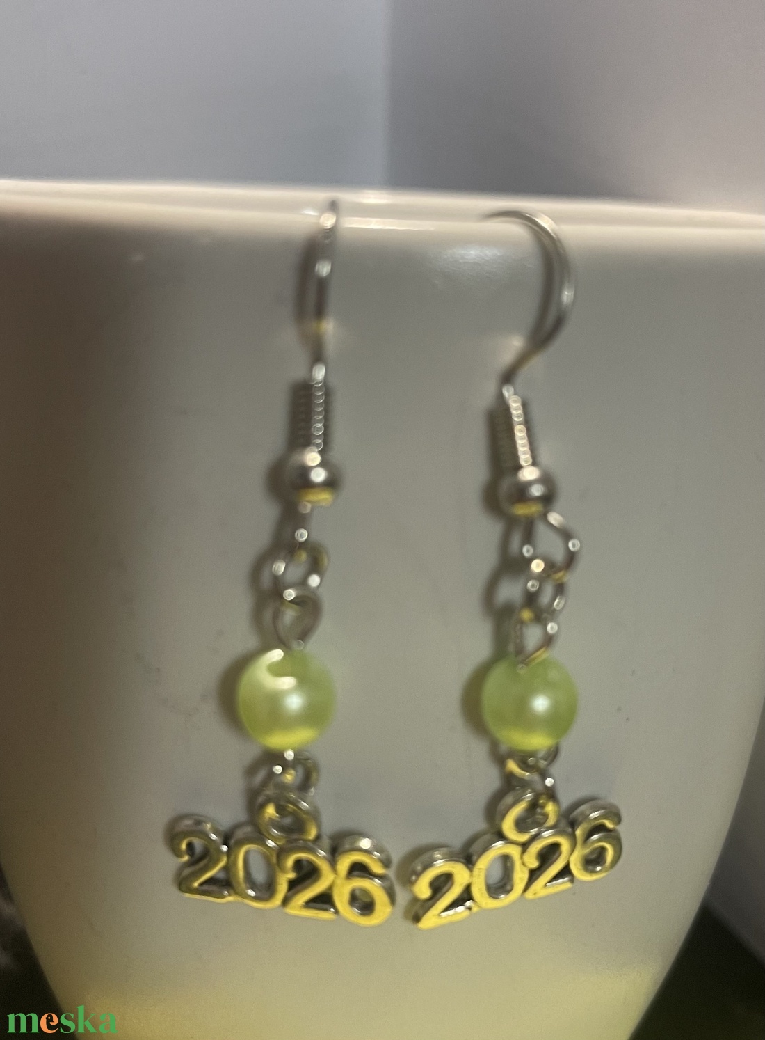 Szilveszteri fülbevaló - 2026-is medállal - ékszer - fülbevaló - lógó fülbevaló - Meska.hu