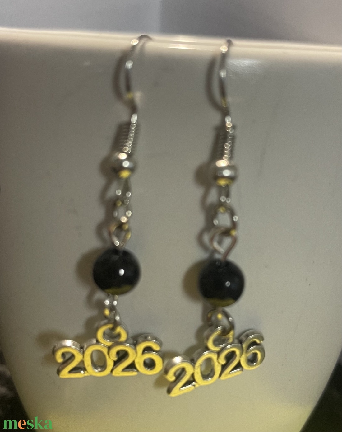 Szilveszteri fülbevaló - 2026-is medállal - ékszer - fülbevaló - lógó fülbevaló - Meska.hu