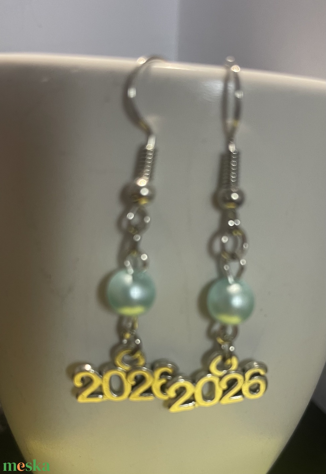 Szilveszteri fülbevaló - 2026-is medállal - ékszer - fülbevaló - lógó fülbevaló - Meska.hu