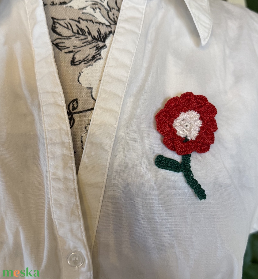 Kokárda ihletésű horgolt virág bross; Modern, újragondolt Figi�s Art - ékszer - kitűző és bross - Meska.hu