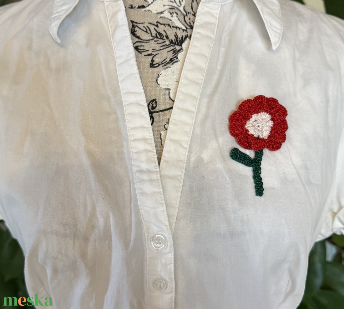 Kokárda ihletésű horgolt virág bross; Modern, újragondolt Figi�s Art - ékszer - kitűző és bross - Meska.hu