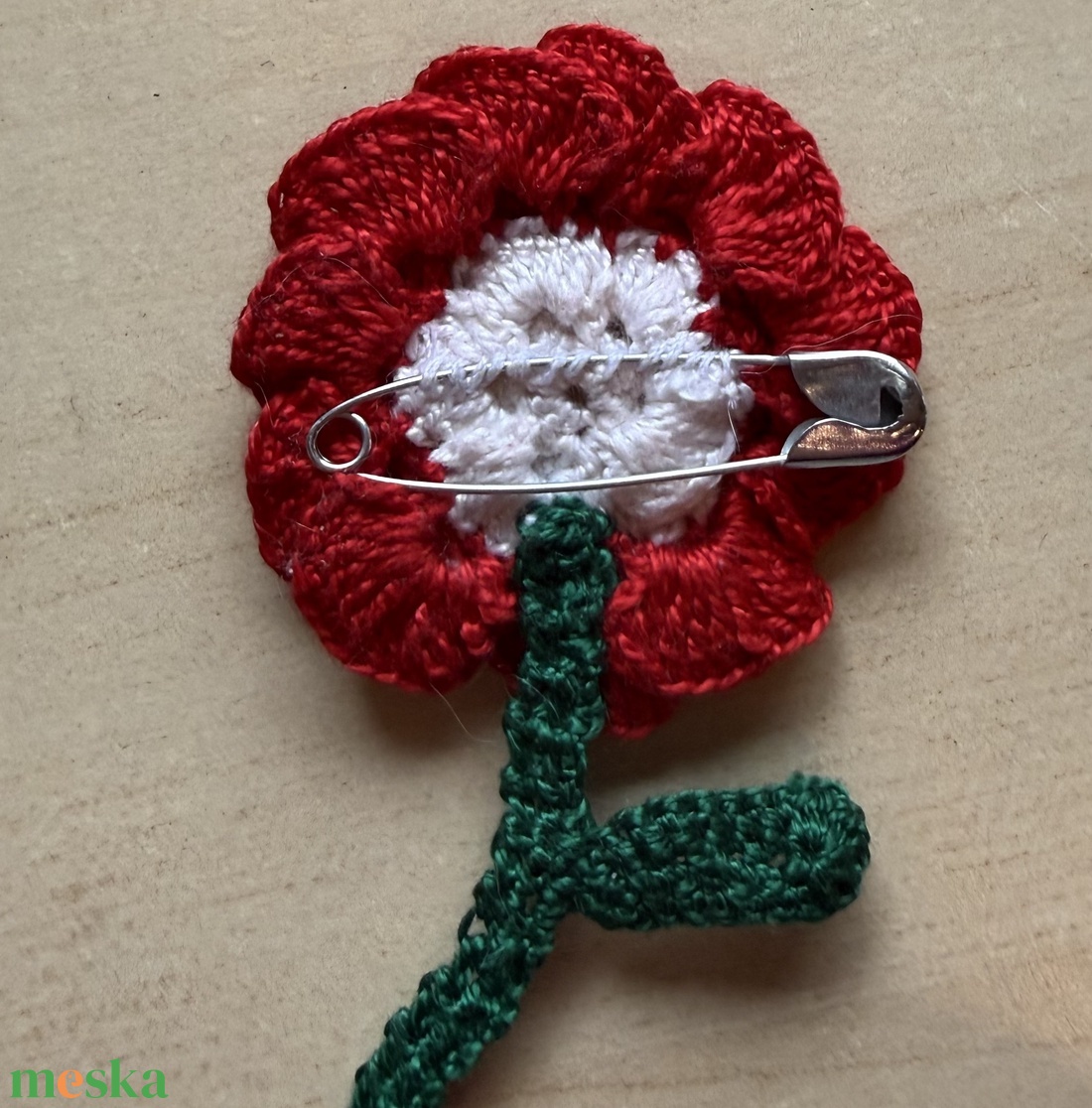 Kokárda ihletésű horgolt virág bross; Modern, újragondolt Figi�s Art - ékszer - kitűző és bross - Meska.hu