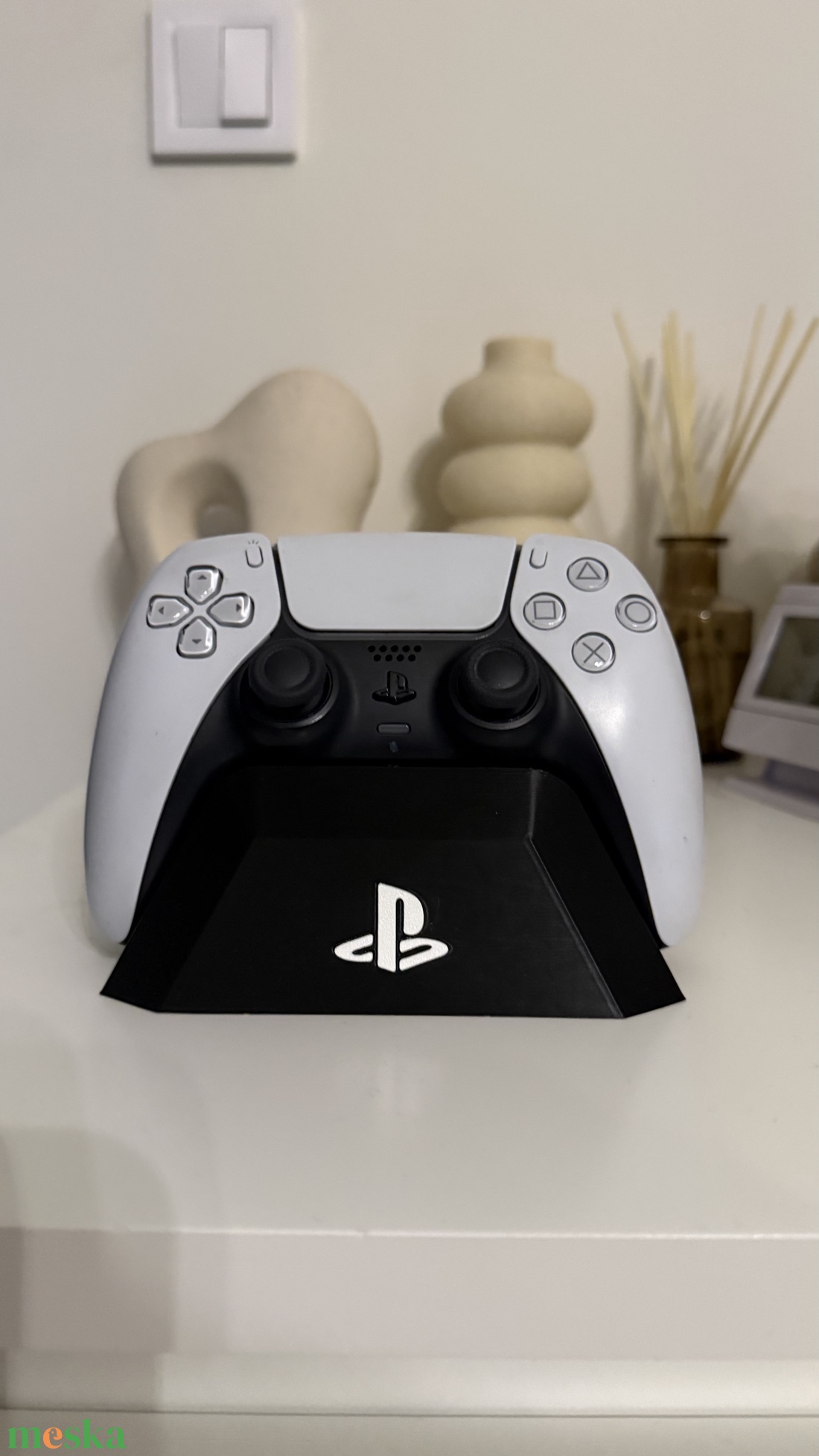 PS5 kontroller tartó állvány - otthon & életmód - dekoráció - asztal és polc dekoráció - dekorációs tál, tartó - Meska.hu
