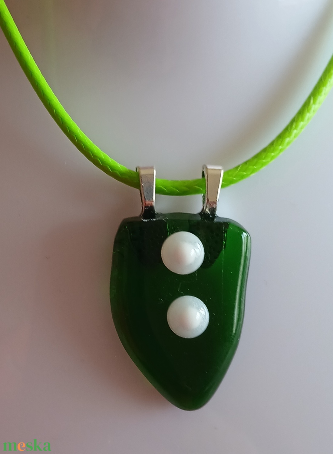 Zöld pajzs üvegmedál - ékszer - nyaklánc - medál - Meska.hu