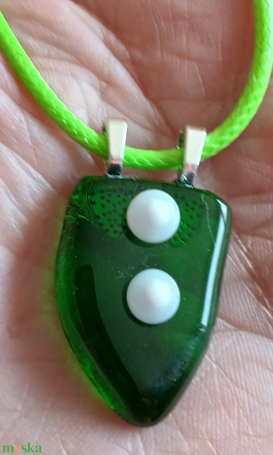 Zöld pajzs üvegmedál - ékszer - nyaklánc - medál - Meska.hu