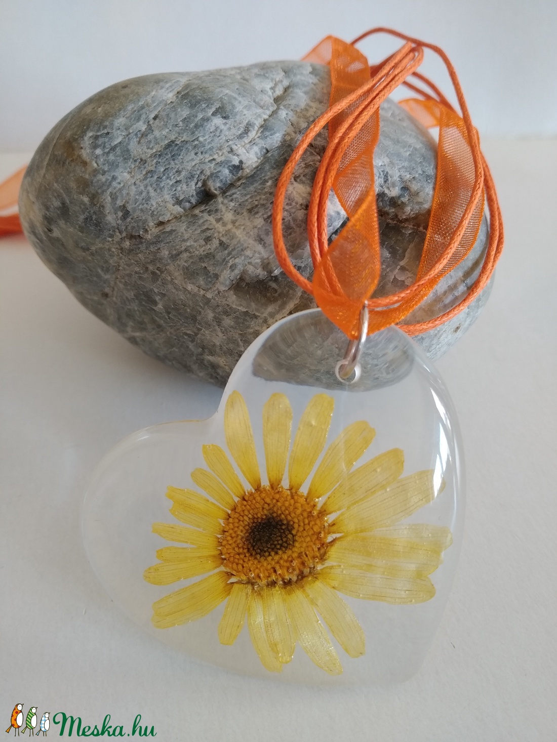 Virágos műgyanta nyaklánc szív medállal - margaréta virág - préselt növény gyantába foglalva- margarétás műgyanta ékszer - ékszer - nyaklánc - medálos nyaklánc - Meska.hu