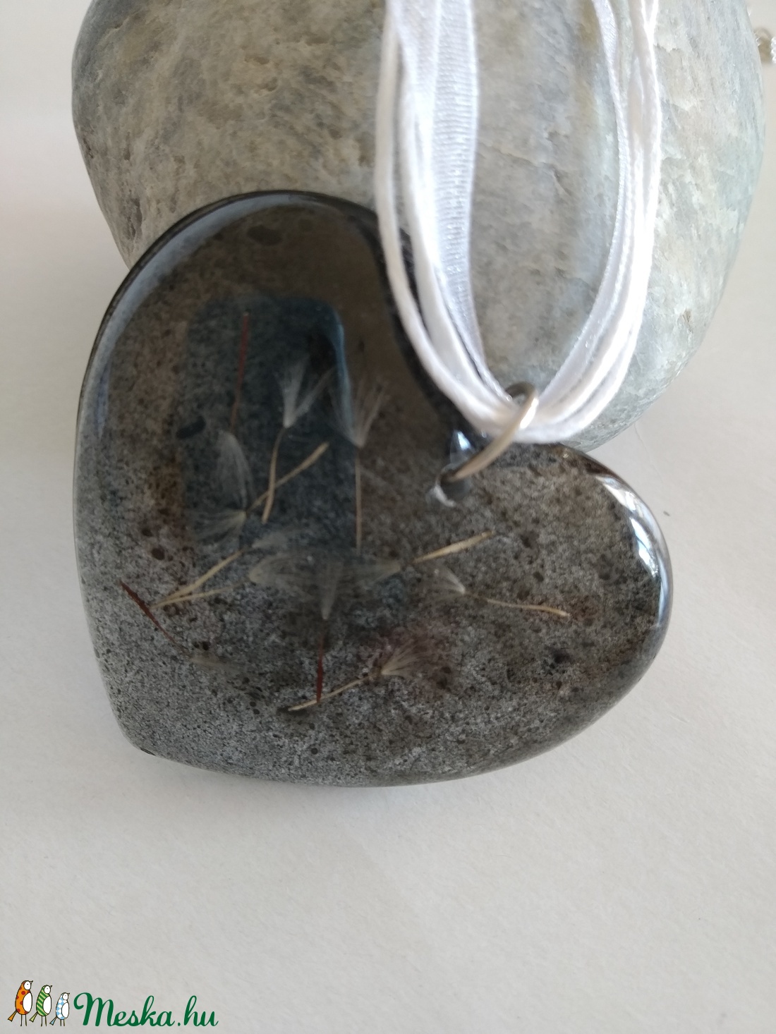 Pitypangos műgyanta nyaklánc szív medállal - pitypang - préselt növény gyantában - gyantaékszer - pitypang bóbitás  - ékszer - nyaklánc - medálos nyaklánc - Meska.hu