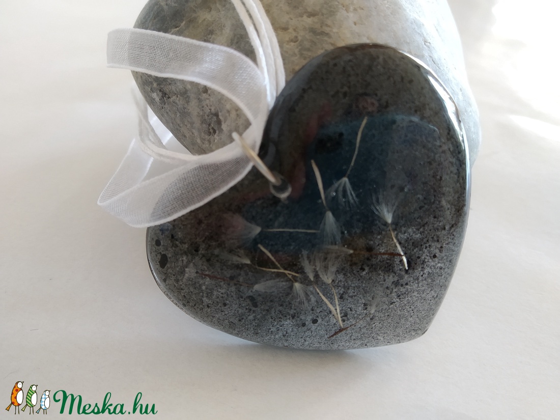 Pitypangos műgyanta nyaklánc szív medállal - pitypang - préselt növény gyantában - gyantaékszer - pitypang bóbitás  - ékszer - nyaklánc - medálos nyaklánc - Meska.hu