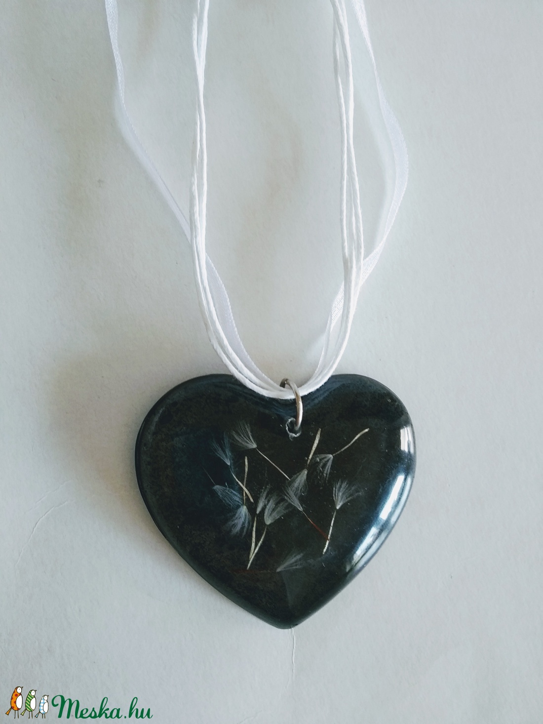 Pitypangos műgyanta nyaklánc szív medállal - pitypang - préselt növény gyantában - gyantaékszer - pitypang bóbitás  - ékszer - nyaklánc - medálos nyaklánc - Meska.hu