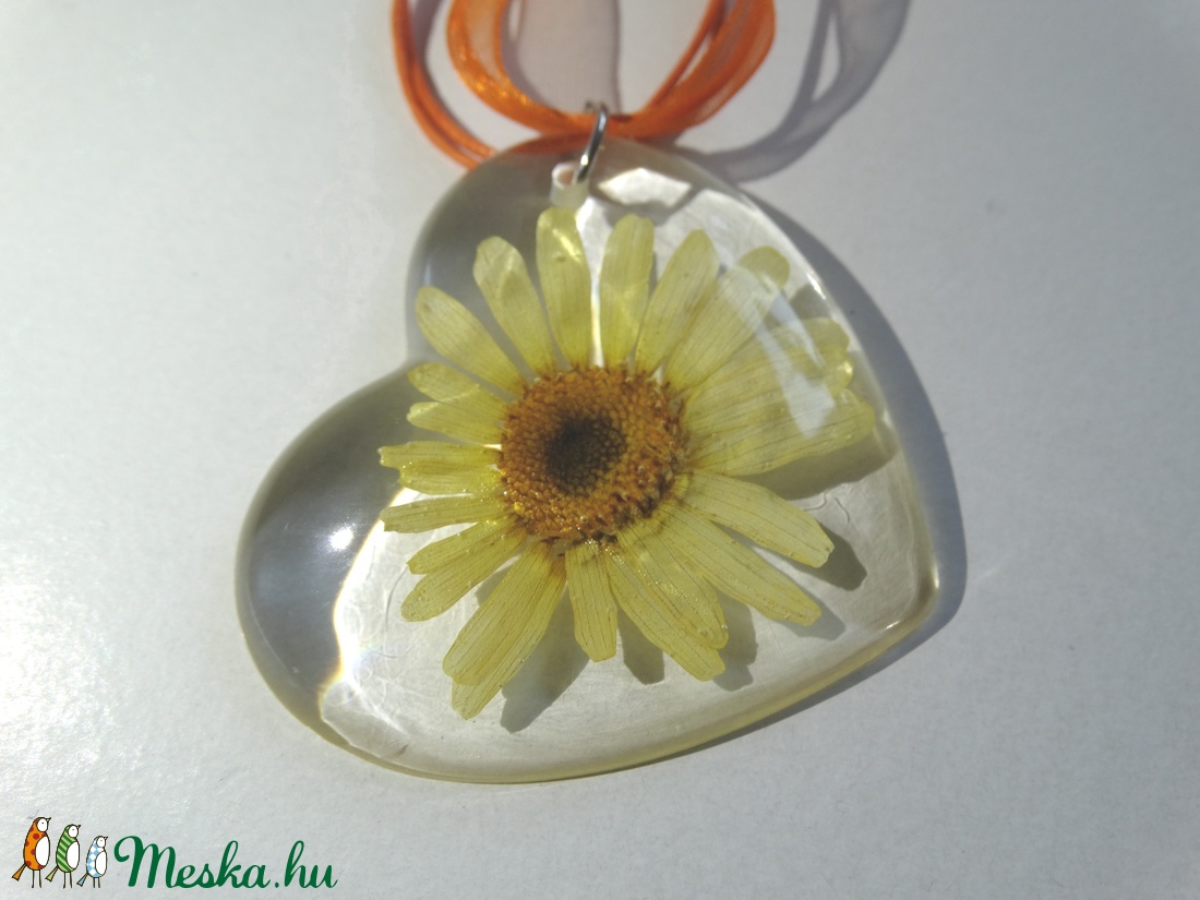 Virágos műgyanta nyaklánc szív medállal - margaréta virág - préselt növény gyantába foglalva- margarétás műgyanta ékszer - ékszer - nyaklánc - medálos nyaklánc - Meska.hu