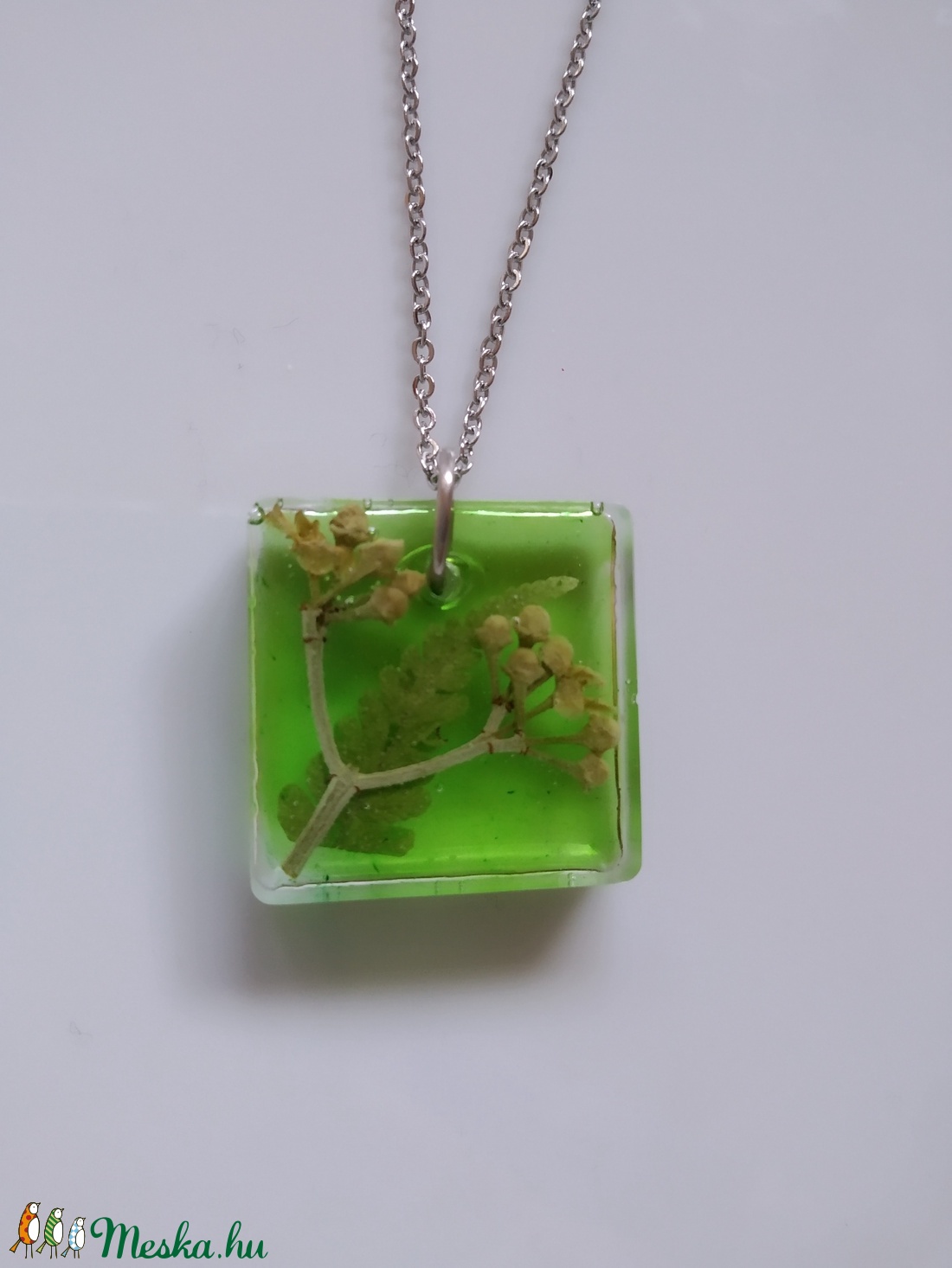 Zöld műgyanta medál nemesacél láncon - műgyanta ékszer antiallergén nyakláncon - páfrány és bogyó négyzet alakú medálban - ékszer - nyaklánc - medálos nyaklánc - Meska.hu