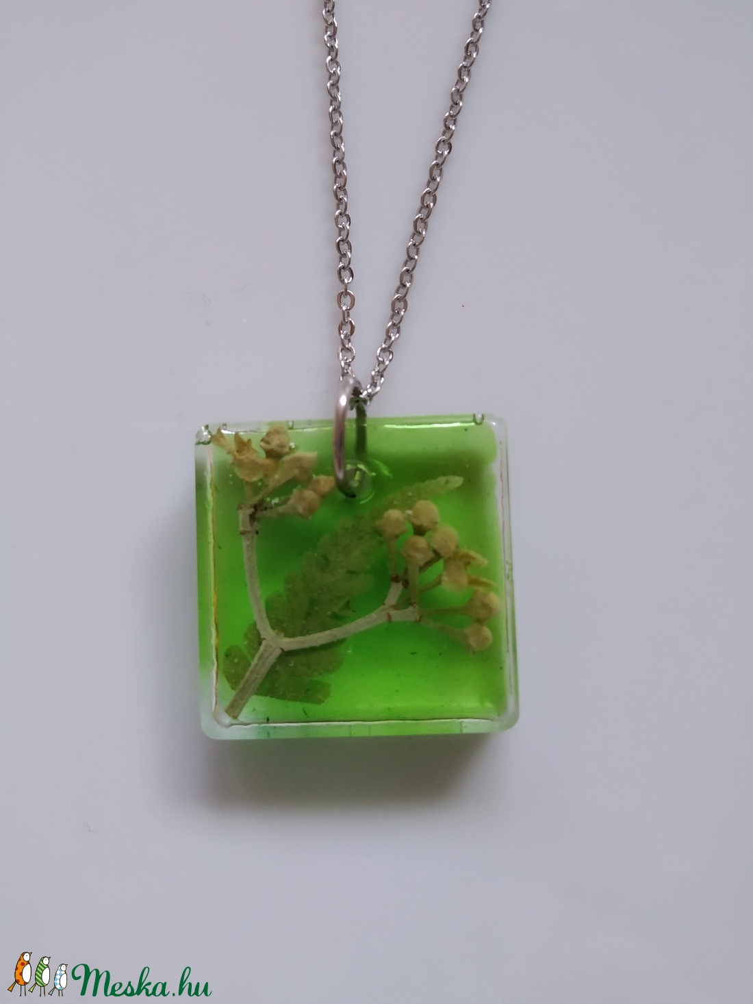 Zöld műgyanta medál nemesacél láncon - műgyanta ékszer antiallergén nyakláncon - páfrány és bogyó négyzet alakú medálban - ékszer - nyaklánc - medálos nyaklánc - Meska.hu