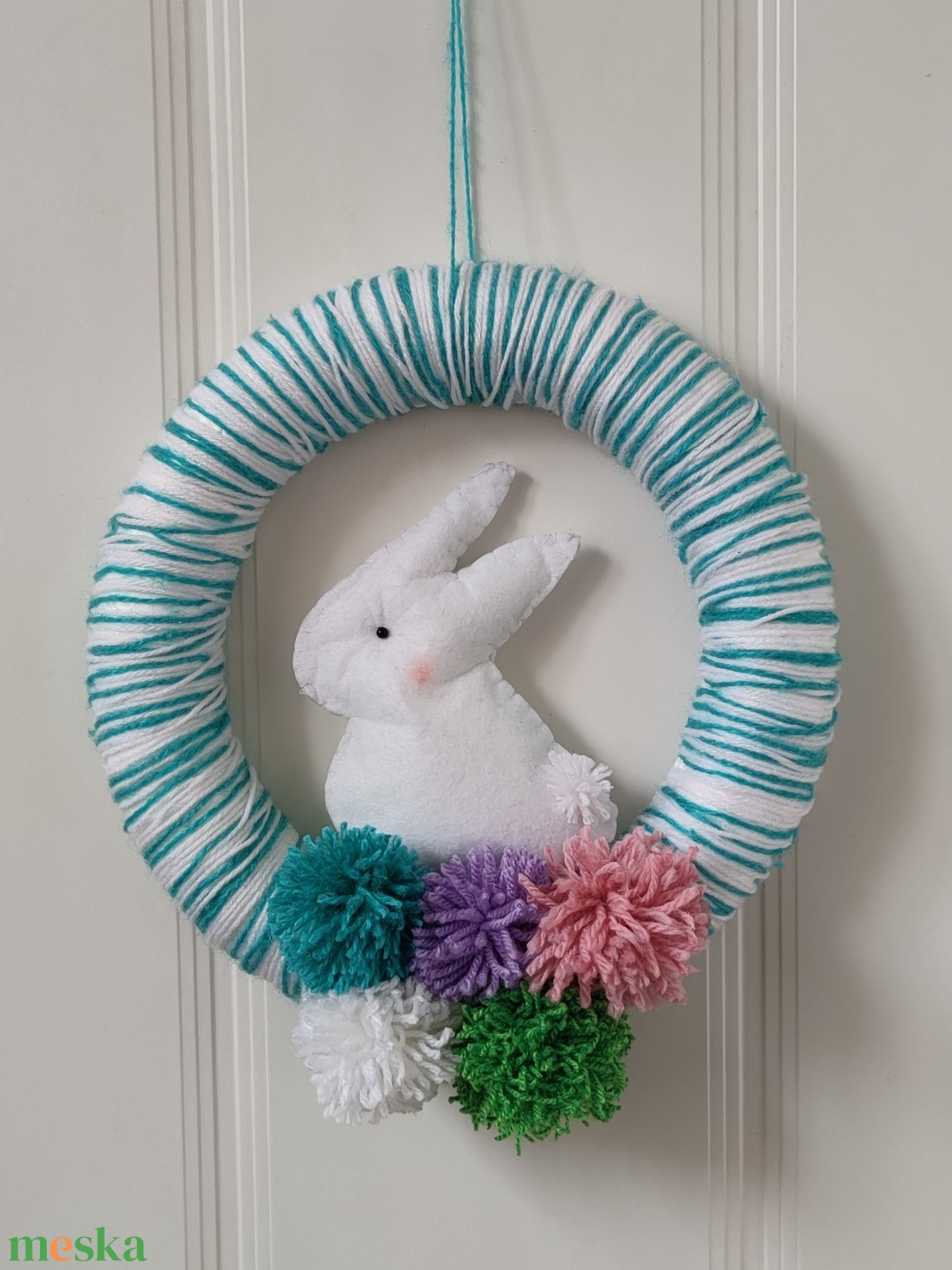 Húsvéti nyuszis ajtódísz - tavaszi koszorú - tartós dísz - üdvözlő - ajtókopogtató - pom-pom-os ajtódísz - otthon & életmód - dekoráció - ajtó- és ablak dekoráció - ajtódísz & kopogtató - Meska.hu