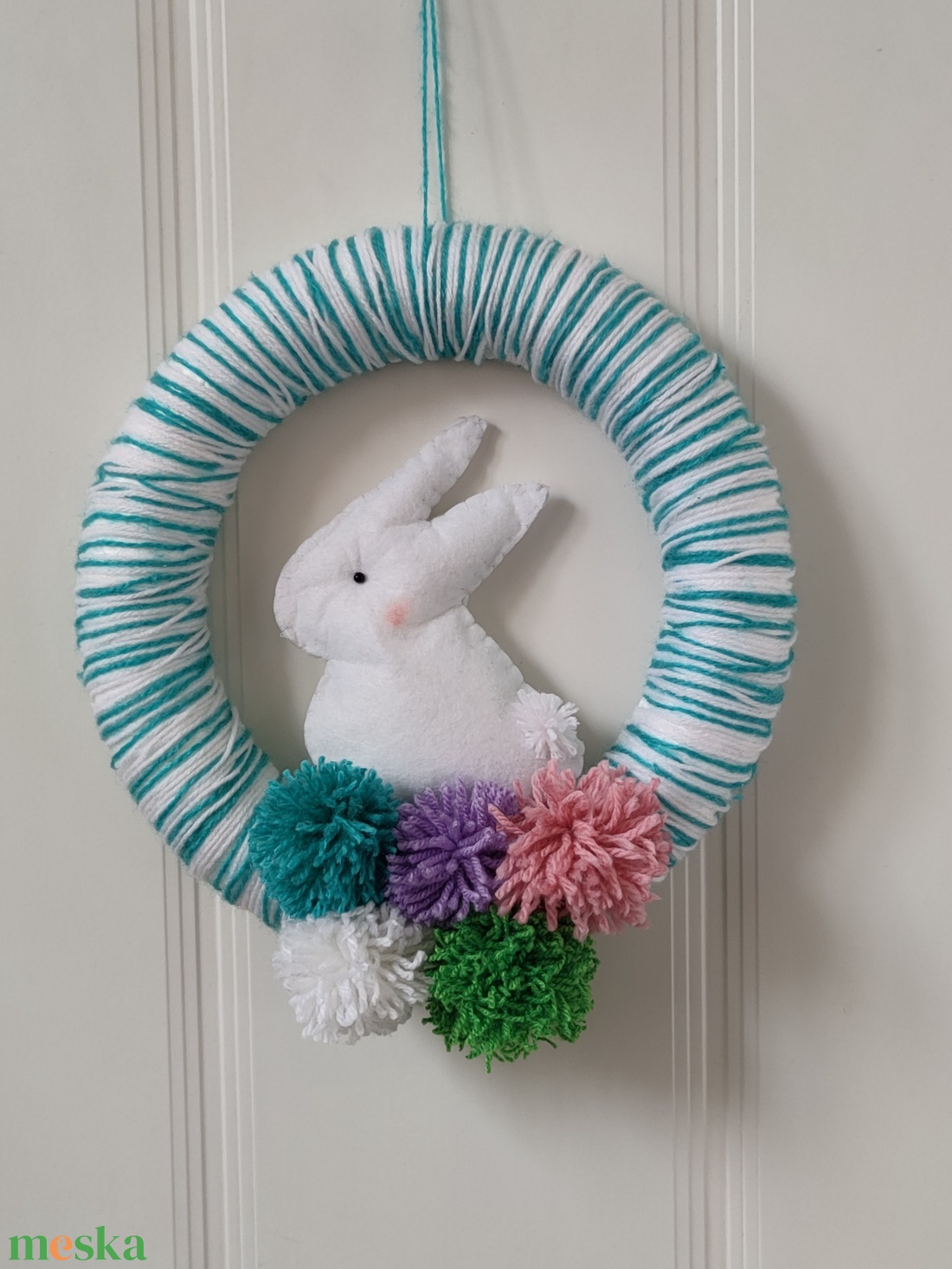 Húsvéti nyuszis ajtódísz - tavaszi koszorú - tartós dísz - üdvözlő - ajtókopogtató - pom-pom-os ajtódísz - otthon & életmód - dekoráció - ajtó- és ablak dekoráció - ajtódísz & kopogtató - Meska.hu