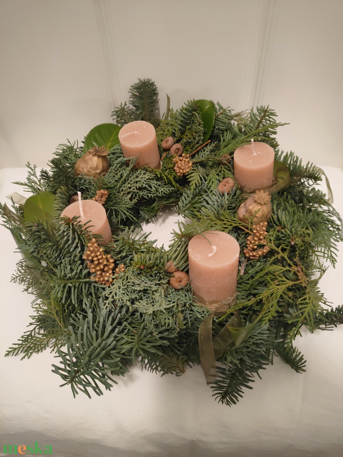 Adventi koszorú élő növényekkel - cappuccino arany színben - természetes stílusú karácsonyi asztaldísz - karácsony - adventi díszek - adventi koszorú - Meska.hu Adventi koszorú élő növényekkel - cappuccino arany színben - természetes stílusú karácsonyi asztaldísz - karácsony - adventi díszek - adventi koszorú - Meska.hu