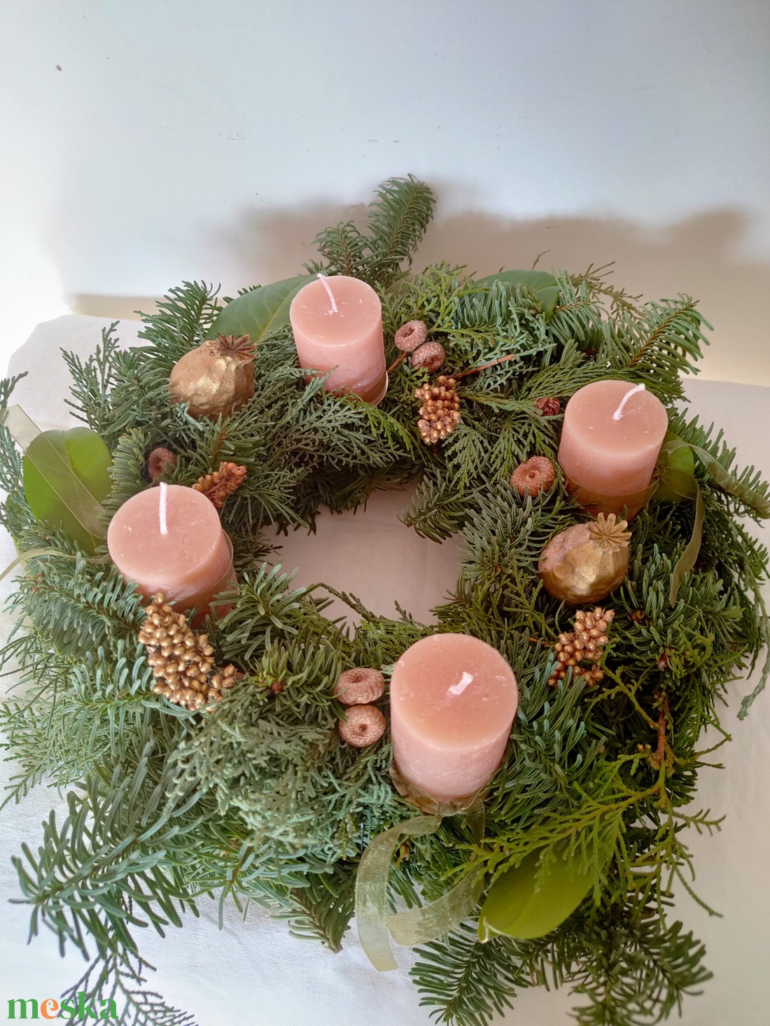 Adventi koszorú élő növényekkel - cappuccino arany színben - természetes stílusú karácsonyi asztaldísz - karácsony - adventi díszek - adventi koszorú - Meska.hu Adventi koszorú élő növényekkel - cappuccino arany színben - természetes stílusú karácsonyi asztaldísz - karácsony - adventi díszek - adventi koszorú - Meska.hu