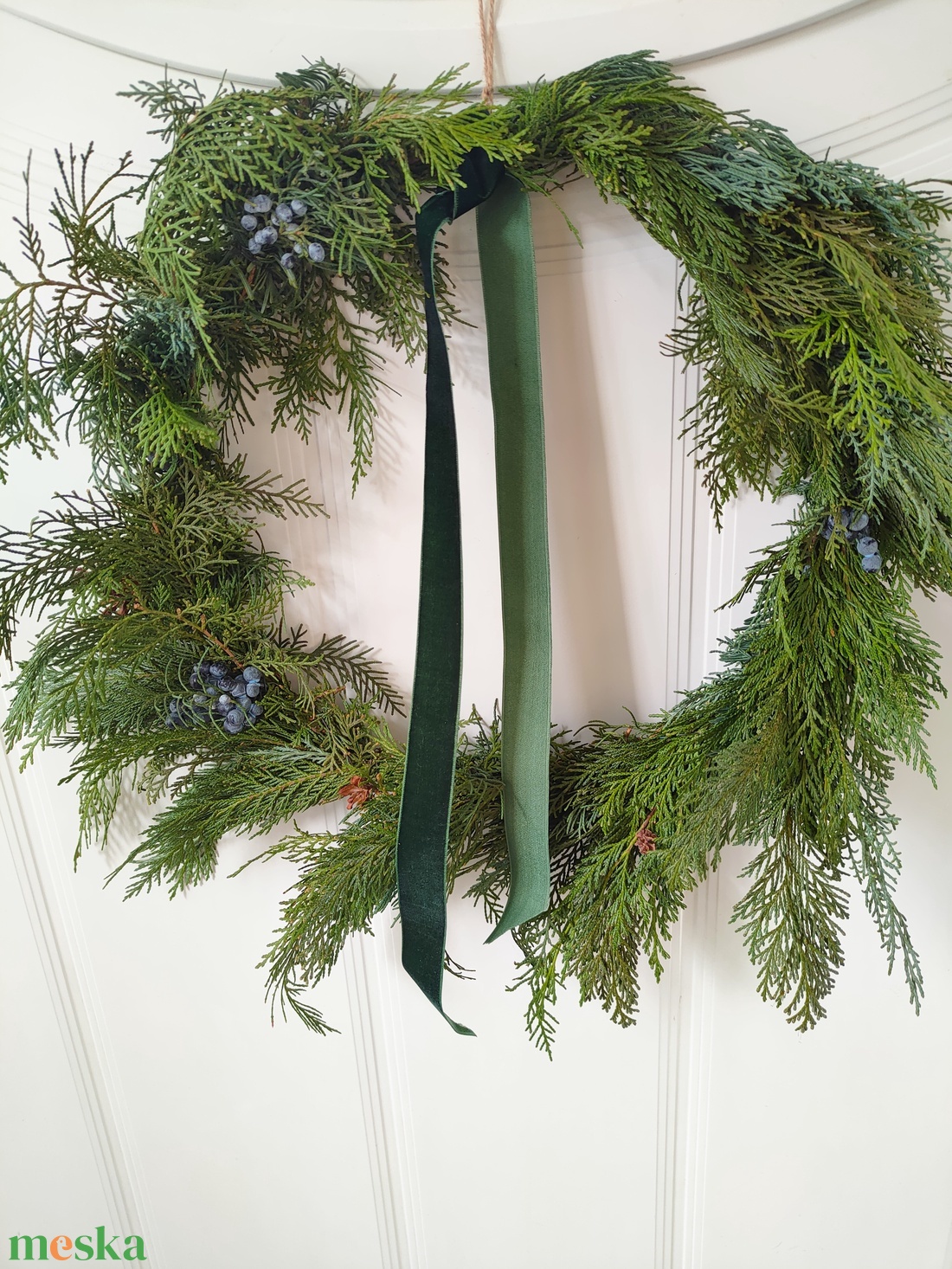 Adventi kopogtató élő tuja felhasználásával  - karácsonyi koszorú élő növény felhasználásával bársony szalaggal - zöld - karácsony - adventi díszek - adventi ajtódísz - Meska.hu