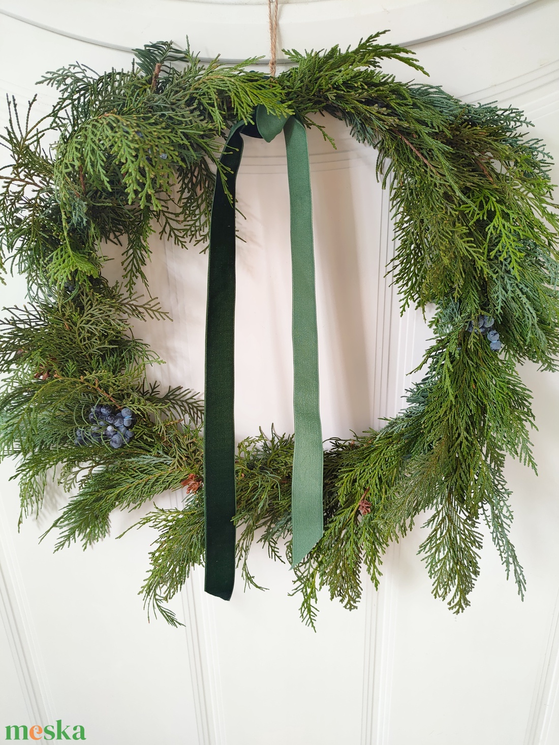 Adventi kopogtató élő tuja felhasználásával  - karácsonyi koszorú élő növény felhasználásával bársony szalaggal - zöld - karácsony - adventi díszek - adventi ajtódísz - Meska.hu