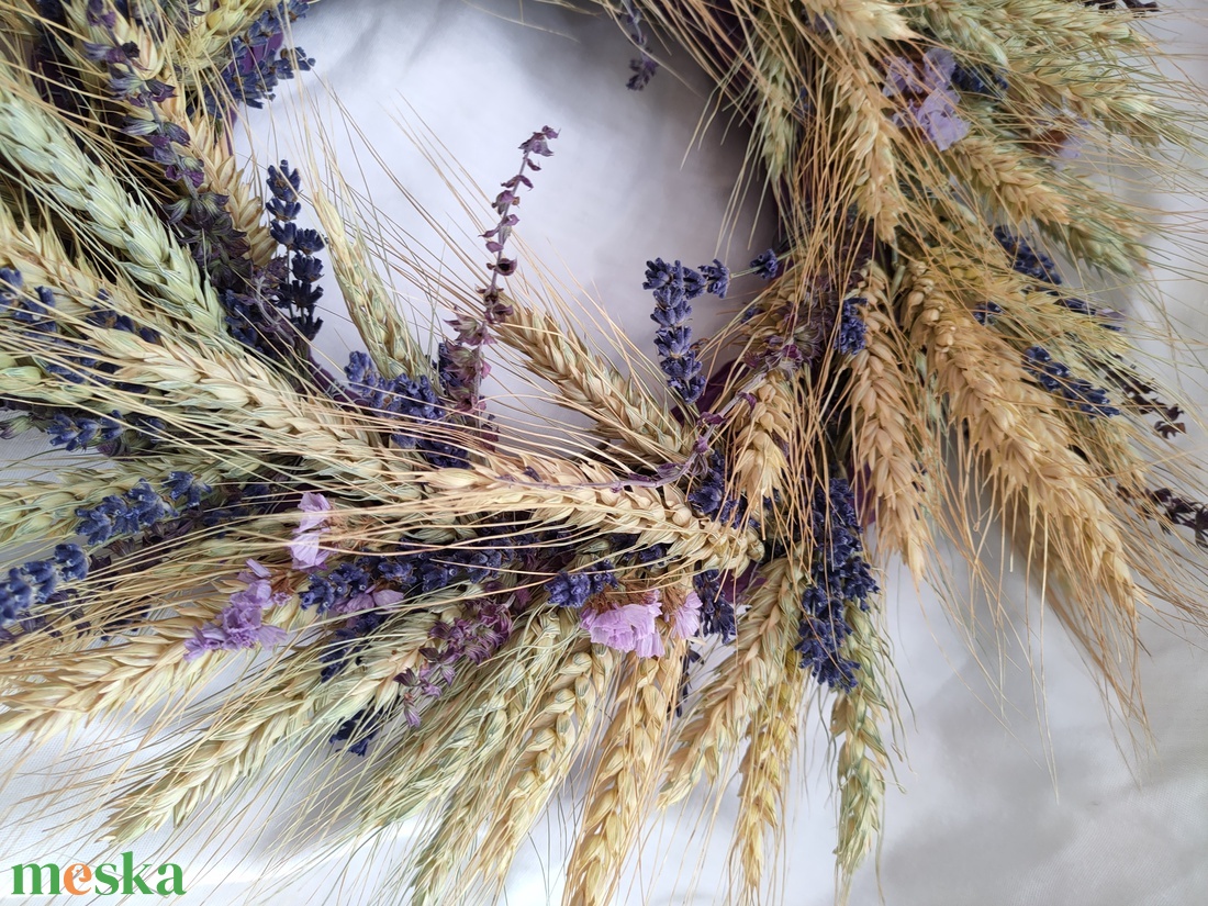 Természetes búzakoszorú levendula, zsálya és sóvirág felhasználásával - ajtódísz szárított virágokkal - natúr kopogtató  - otthon & életmód - dekoráció - ajtó- és ablak dekoráció - ajtódísz & kopogtató - Meska.hu