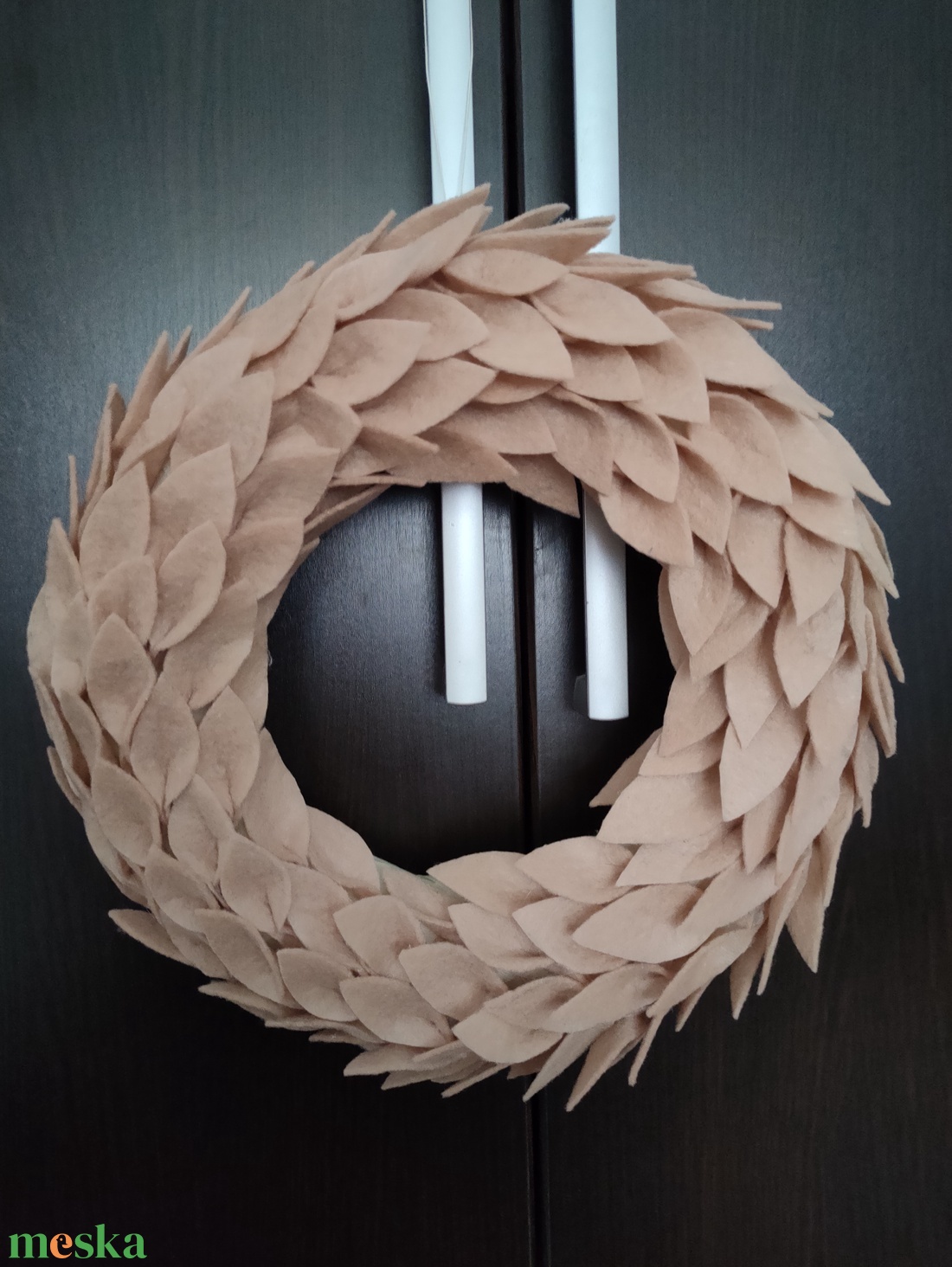Mokka színű filc koszorú - elegáns minimalista otthon dekoráció - natúr ajtódísz - cappuccino koszorú - otthon & életmód - dekoráció - ajtó- és ablak dekoráció - ajtódísz & kopogtató - Meska.hu Mokka színű filc koszorú - elegáns minimalista otthon dekoráció - natúr ajtódísz - cappuccino koszorú - otthon & életmód - dekoráció - ajtó- és ablak dekoráció - ajtódísz & kopogtató - Meska.hu