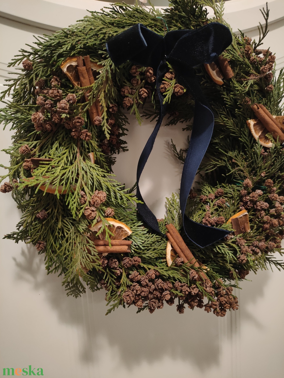 Karácsonyi kopogtató természetes alapanyagokból - tuja koszorú - adventi ajtódísz tujával - téli örökzöld kopogtató  - karácsony - karácsonyi lakásdekoráció - karácsonyi ajtódíszek - Meska.hu