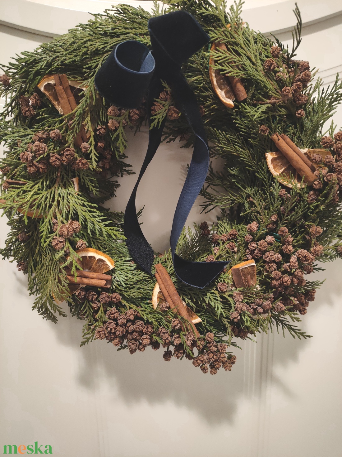 Karácsonyi kopogtató természetes alapanyagokból - tuja koszorú - adventi ajtódísz tujával - téli örökzöld kopogtató  - karácsony - karácsonyi lakásdekoráció - karácsonyi ajtódíszek - Meska.hu