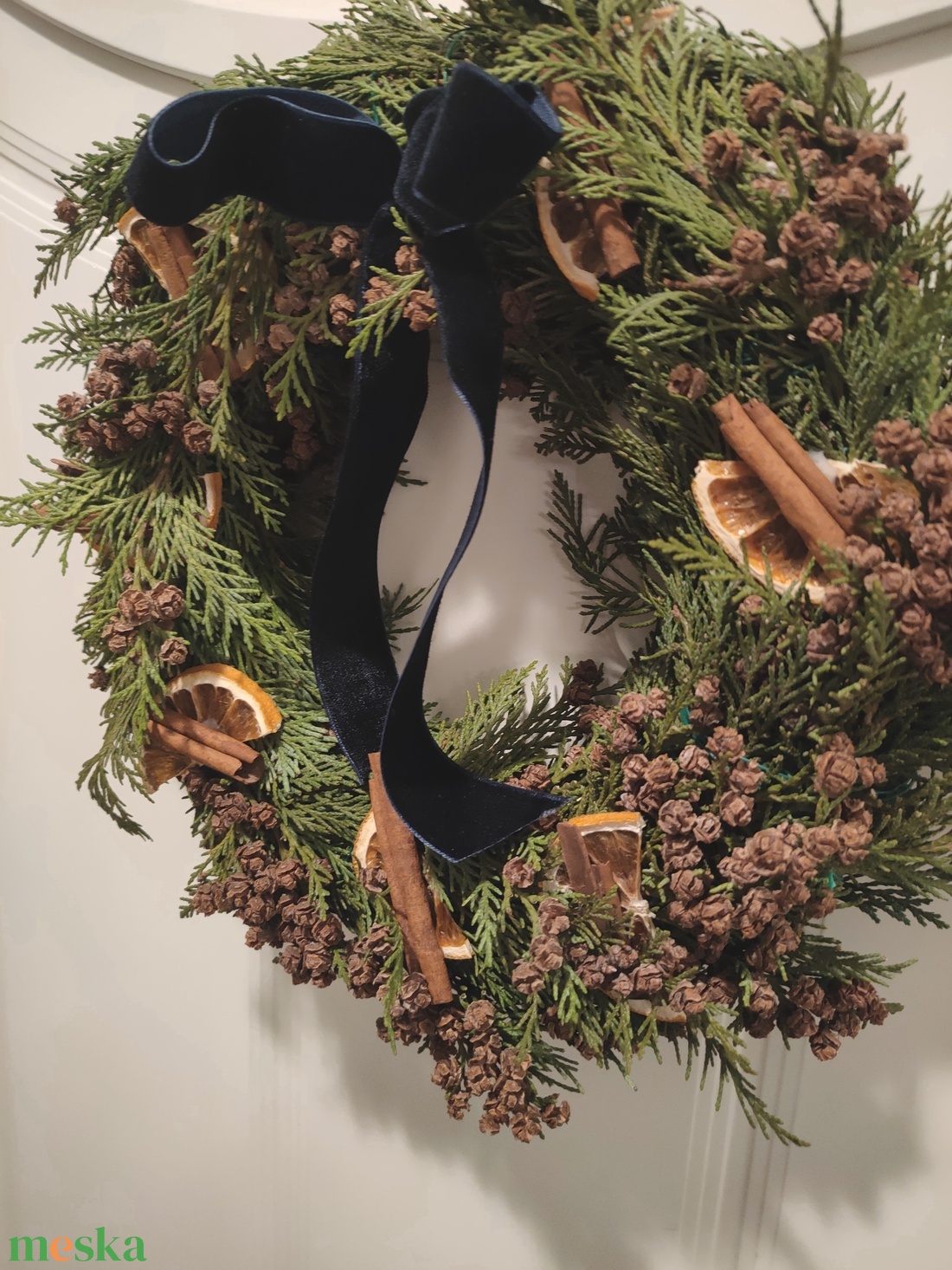 Karácsonyi kopogtató természetes alapanyagokból - tuja koszorú - adventi ajtódísz tujával - téli örökzöld kopogtató  - karácsony - karácsonyi lakásdekoráció - karácsonyi ajtódíszek - Meska.hu