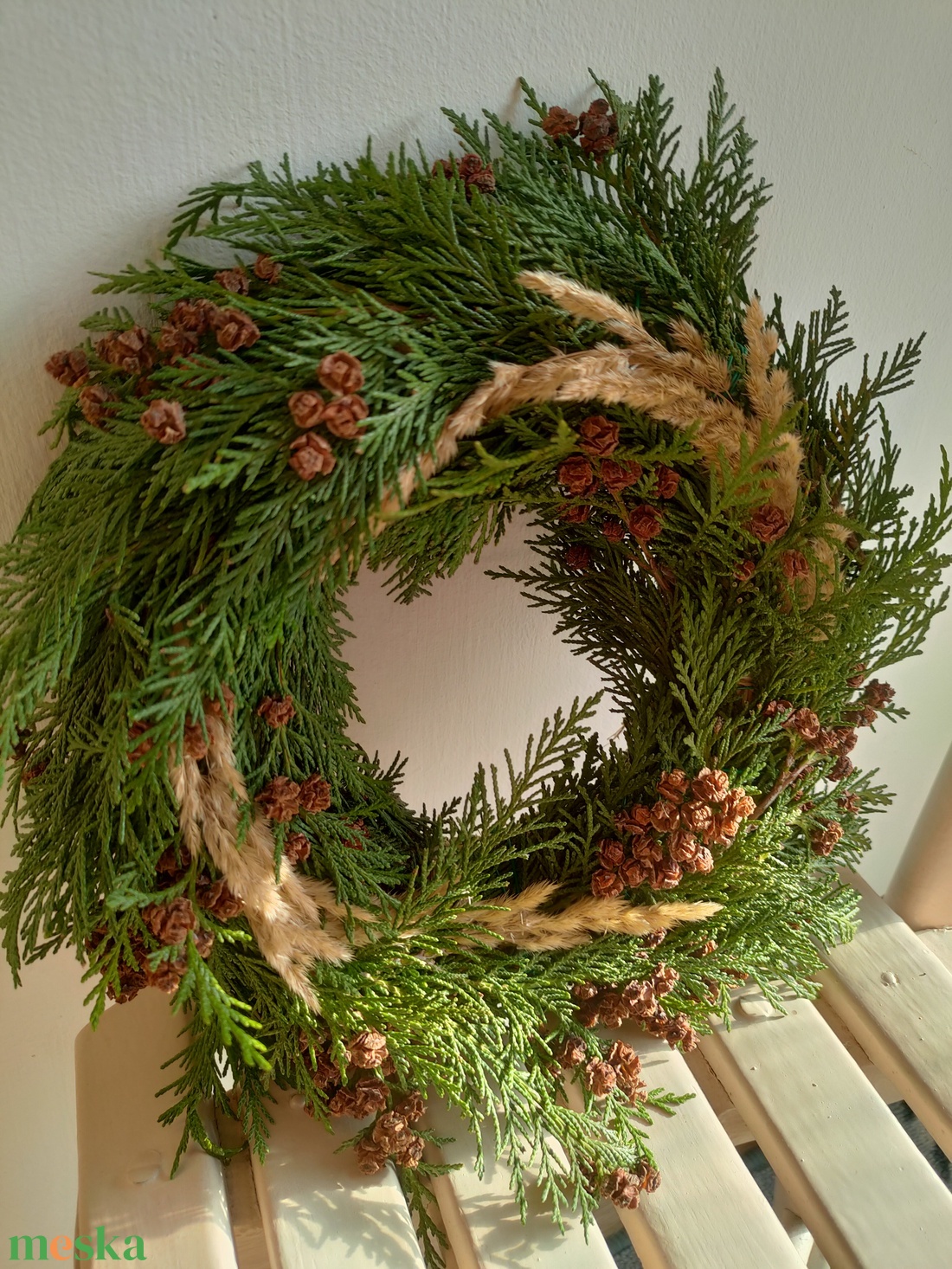 Átmeneti kopogtató természetes alapanyagokból - tuja koszorú - natúr ajtódísz tujával - téli örökzöld kopogtató  - otthon & életmód - dekoráció - ajtó- és ablak dekoráció - ajtódísz & kopogtató - Meska.hu