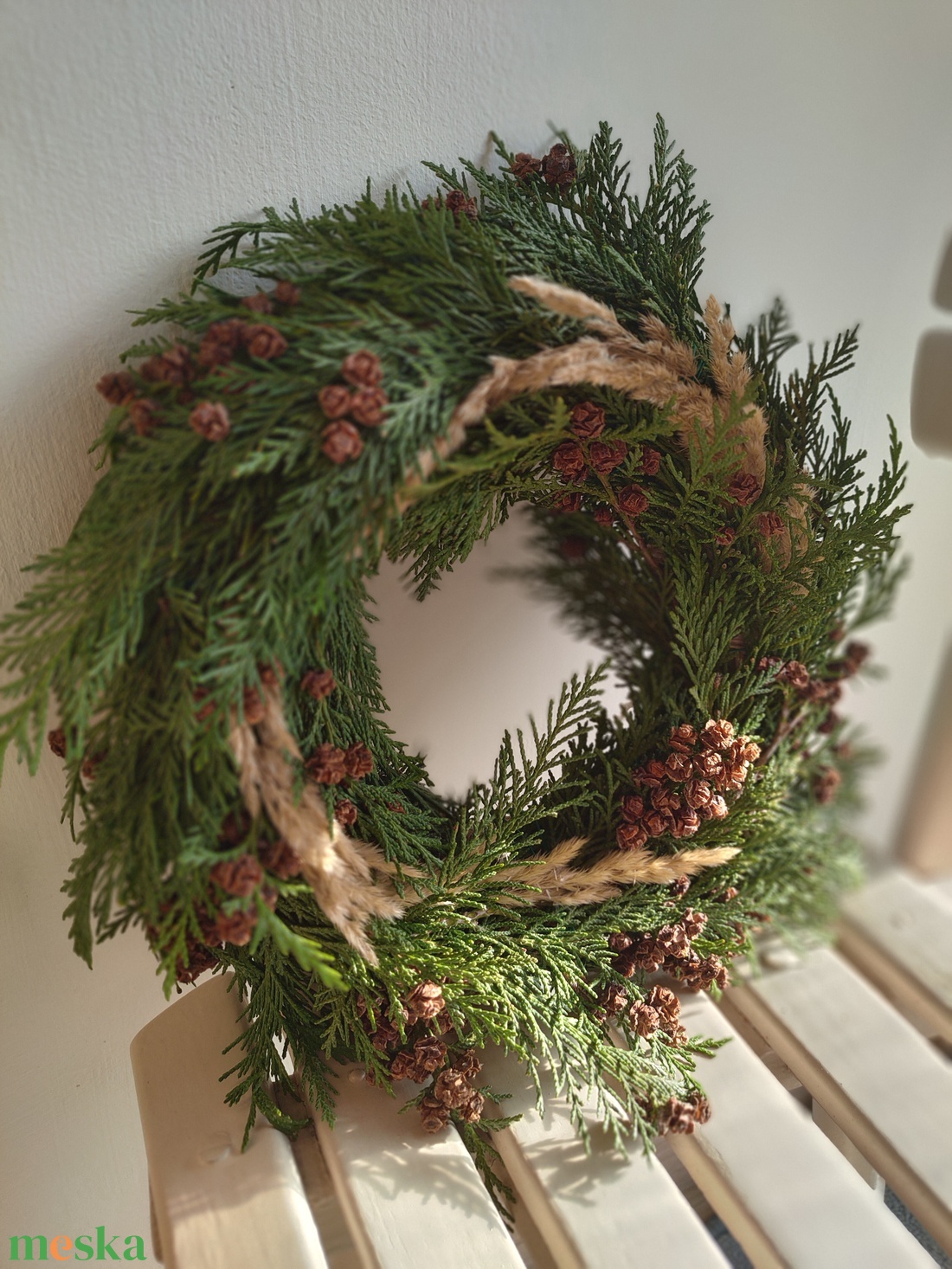 Átmeneti kopogtató természetes alapanyagokból - tuja koszorú - natúr ajtódísz tujával - téli örökzöld kopogtató  - otthon & életmód - dekoráció - ajtó- és ablak dekoráció - ajtódísz & kopogtató - Meska.hu