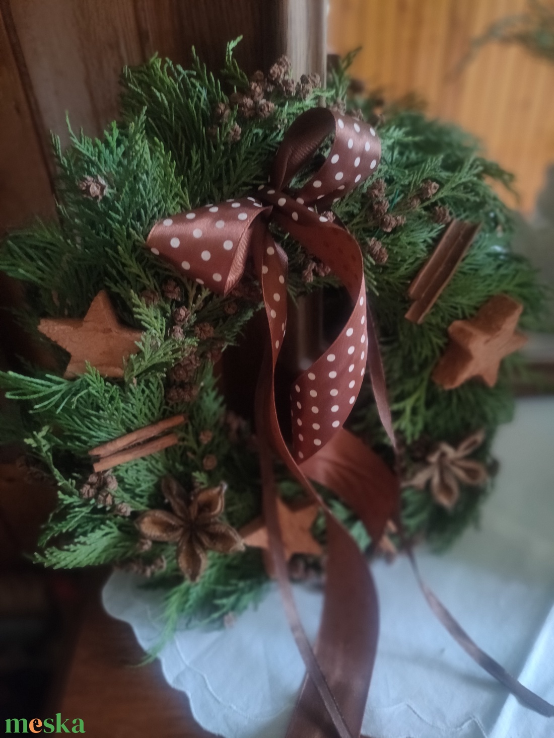 Téli kopogtató természetes alapanyagokból - karácsonyi tuja koszorú - natúr ajtódísz tujával - téli örökzöld kopogtató  - otthon & életmód - dekoráció - ajtó- és ablak dekoráció - ajtódísz & kopogtató - Meska.hu