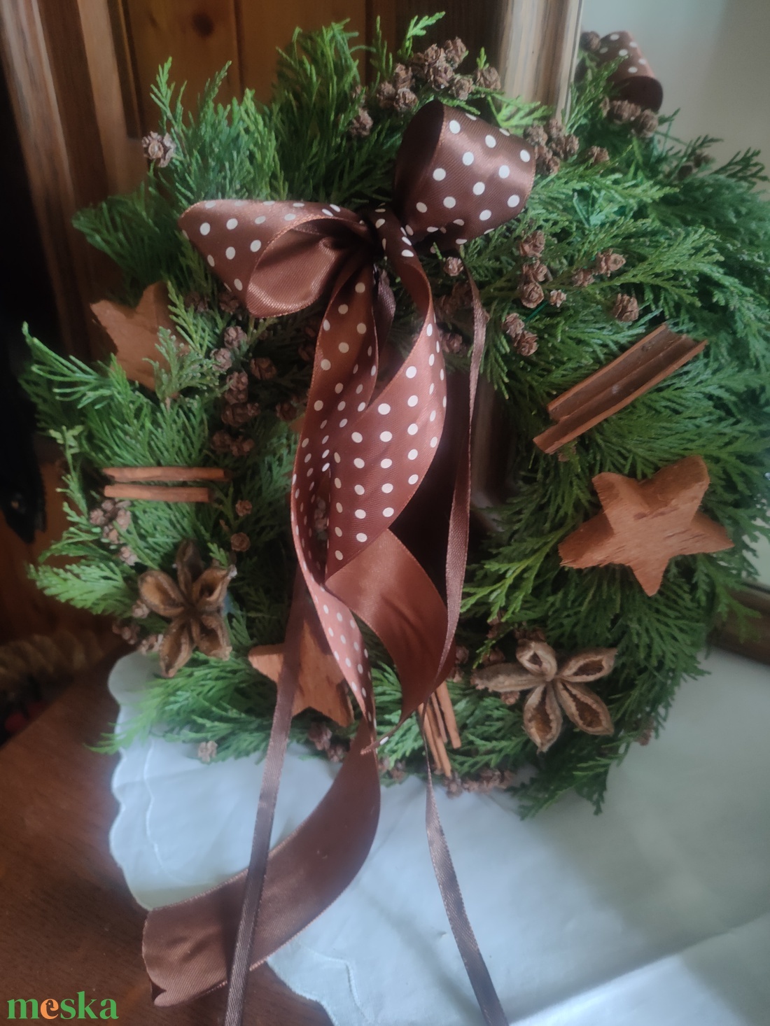 Téli kopogtató természetes alapanyagokból - karácsonyi tuja koszorú - natúr ajtódísz tujával - téli örökzöld kopogtató  - otthon & életmód - dekoráció - ajtó- és ablak dekoráció - ajtódísz & kopogtató - Meska.hu