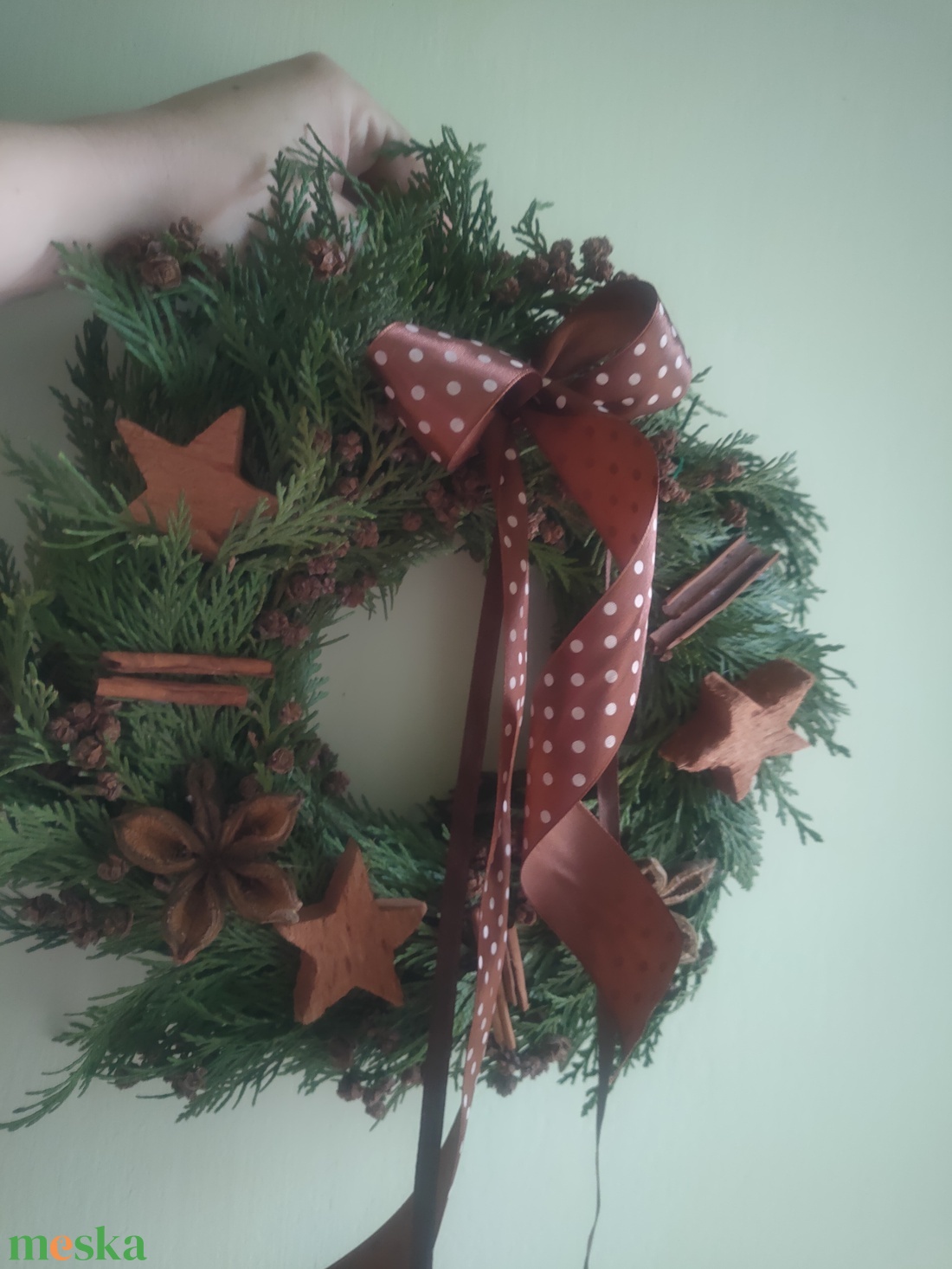 Téli kopogtató természetes alapanyagokból - karácsonyi tuja koszorú - natúr ajtódísz tujával - téli örökzöld kopogtató  - otthon & életmód - dekoráció - ajtó- és ablak dekoráció - ajtódísz & kopogtató - Meska.hu