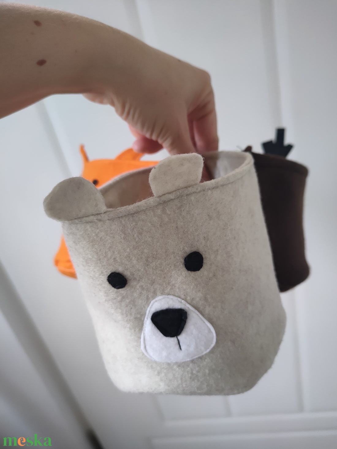 Cicás kaspó - filc kaspó takaró kosár - állatos tároló - cica formájú kosár - cica figurás dekoráció gyerekszobába - otthon & életmód - dekoráció - asztal és polc dekoráció - dekorációs tál, tartó - Meska.hu